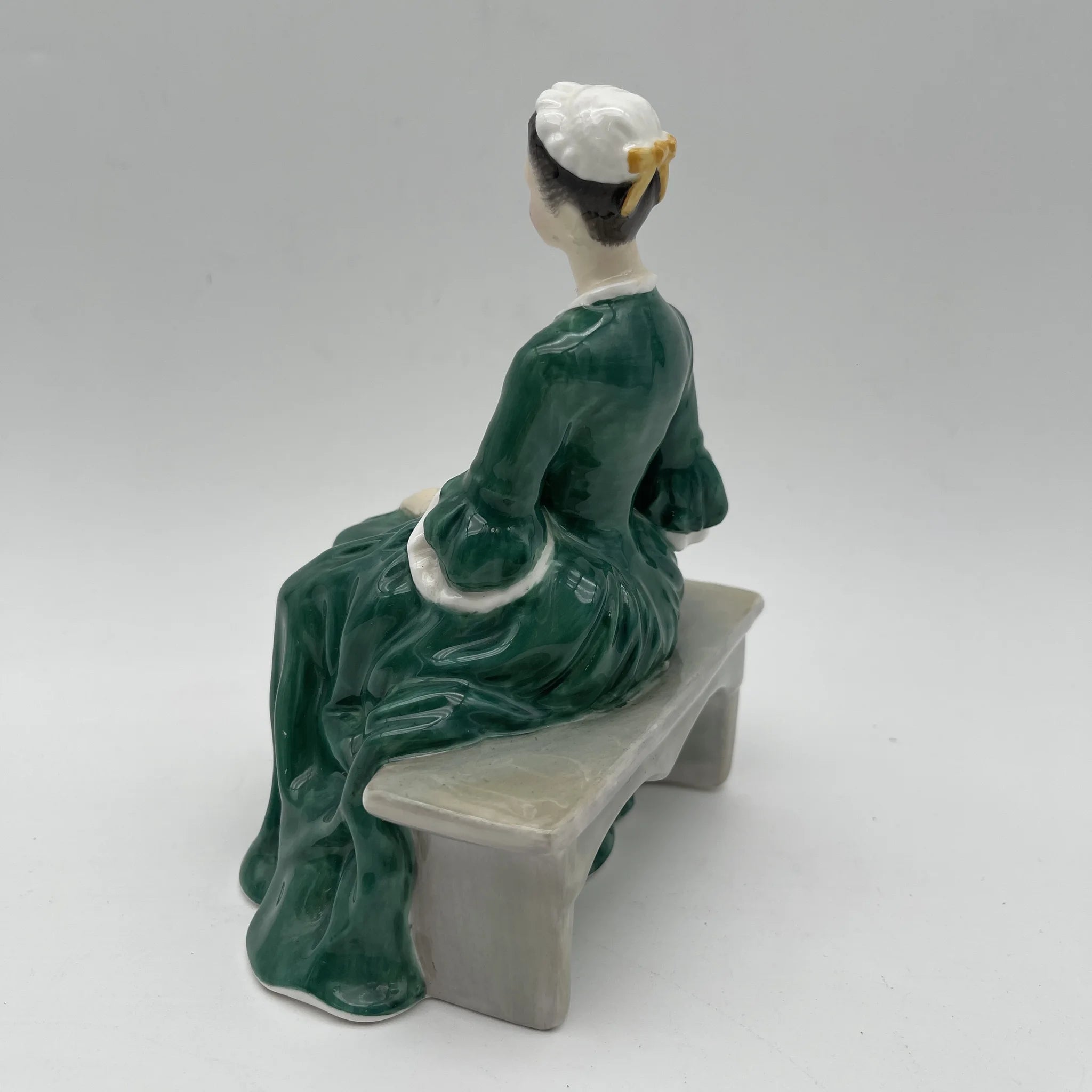 [Vintage] Figurine (Ceramic Doll) / Royal Doulton / A Lady from Williamsburg / Estimated 1960-1980s / Bone China / England / Hand Painted