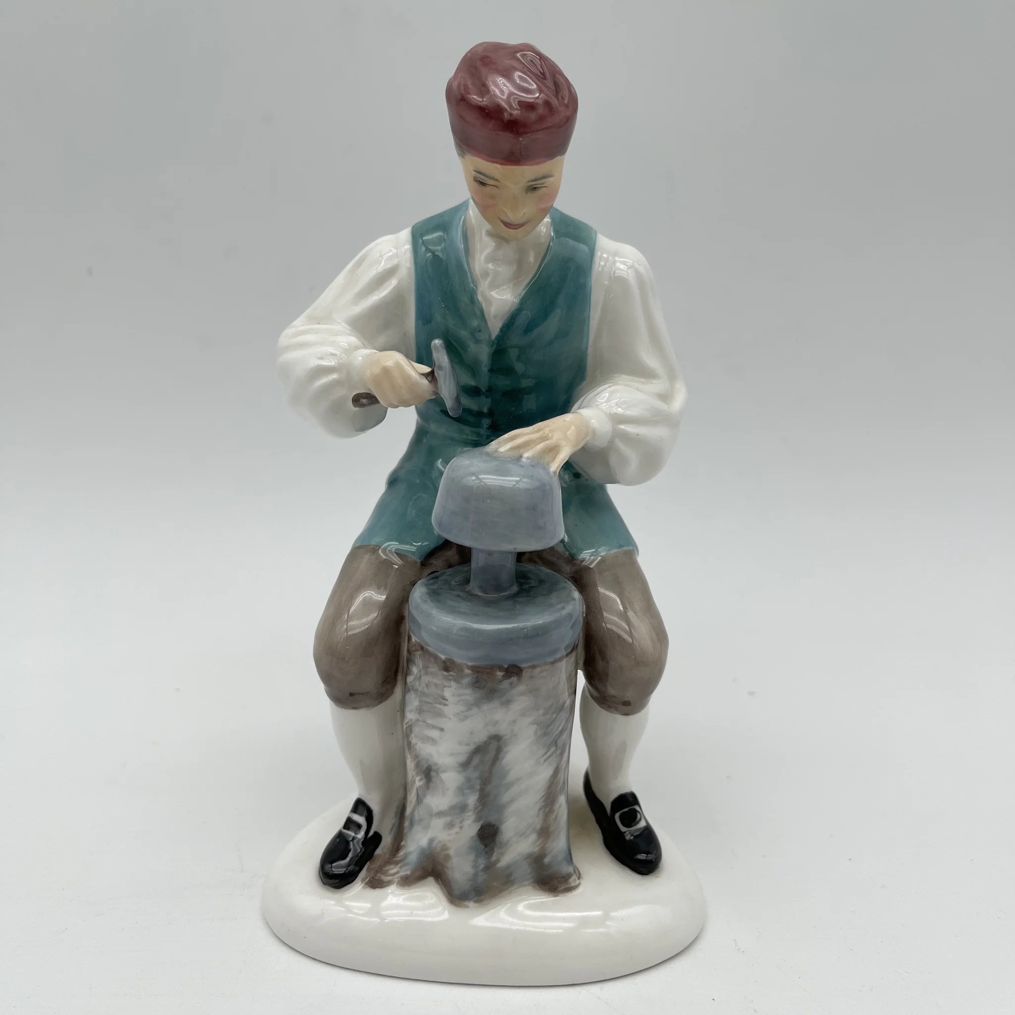 【ビンテージ】 フィギュリン (陶磁器人形) / Royal Doulton (ロイヤルドルトン) / The Silversmith of Williamsburg / 推定1960-1980年代 / Bone China / イギリス / ハンドペイント