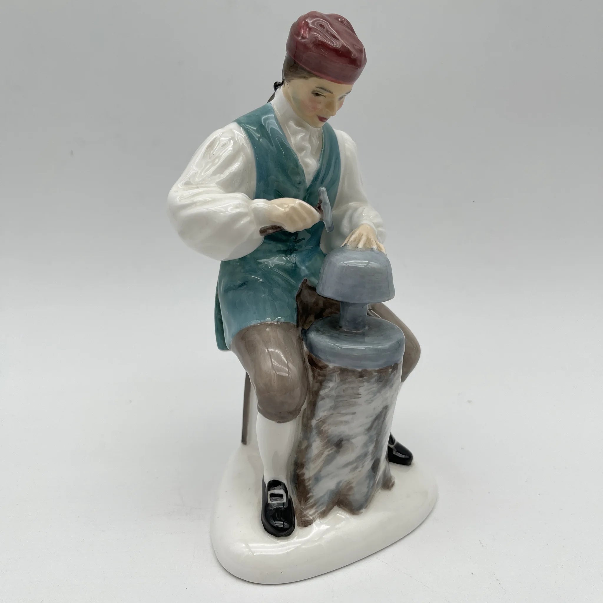 【ビンテージ】 フィギュリン (陶磁器人形) / Royal Doulton (ロイヤルドルトン) / The Silversmith of Williamsburg / 推定1960-1980年代 / Bone China / イギリス / ハンドペイント