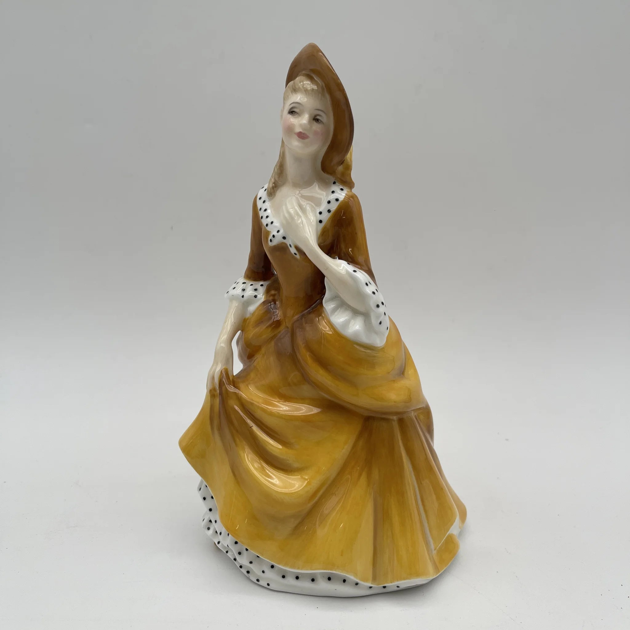 【ビンテージ】 フィギュリン (陶磁器人形) / Royal Doulton (ロイヤルドルトン) / Sandra（サンドラ） / 推定1970-1990年代 / Bone China / イギリス / ハンドペイント