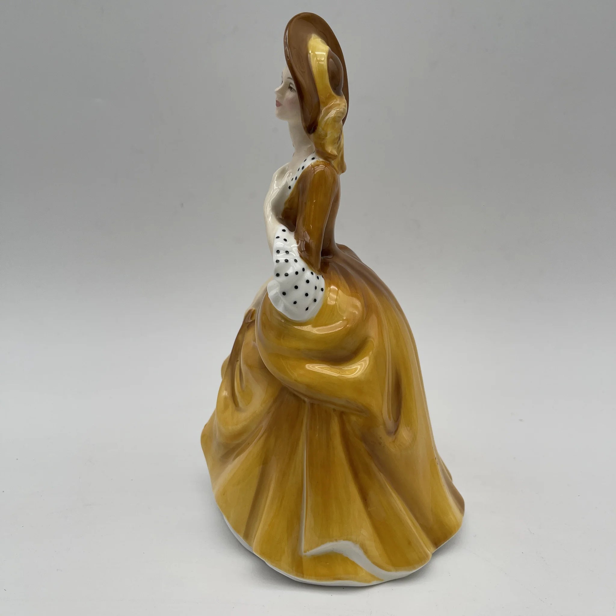 【ビンテージ】 フィギュリン (陶磁器人形) / Royal Doulton (ロイヤルドルトン) / Sandra（サンドラ） / 推定1970-1990年代 / Bone China / イギリス / ハンドペイント