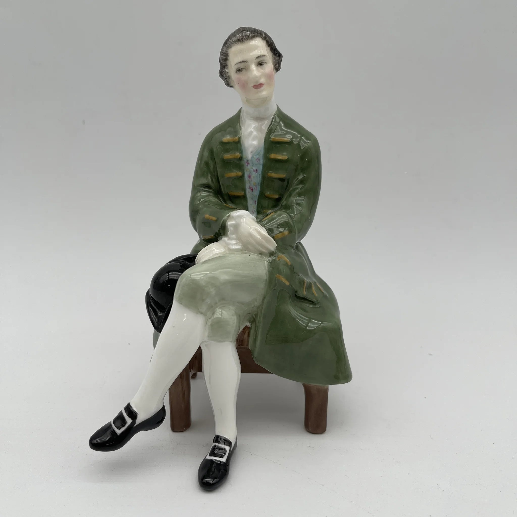 【ビンテージ】 フィギュリン (陶磁器人形) / Royal Doulton (ロイヤルドルトン) / A Gentleman from Williamsburg（ウィリアムズバーグの紳士） / 推定1960-1980年代 / Bone China / イギリス / ハンドペイント