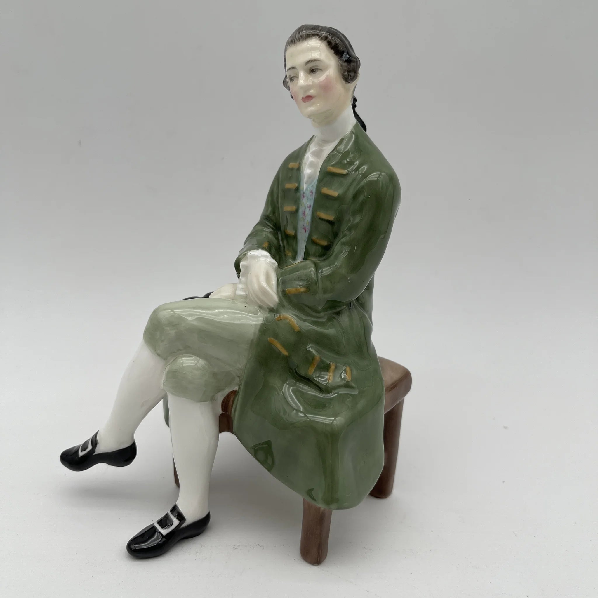 【ビンテージ】 フィギュリン (陶磁器人形) / Royal Doulton (ロイヤルドルトン) / A Gentleman from Williamsburg（ウィリアムズバーグの紳士） / 推定1960-1980年代 / Bone China / イギリス / ハンドペイント