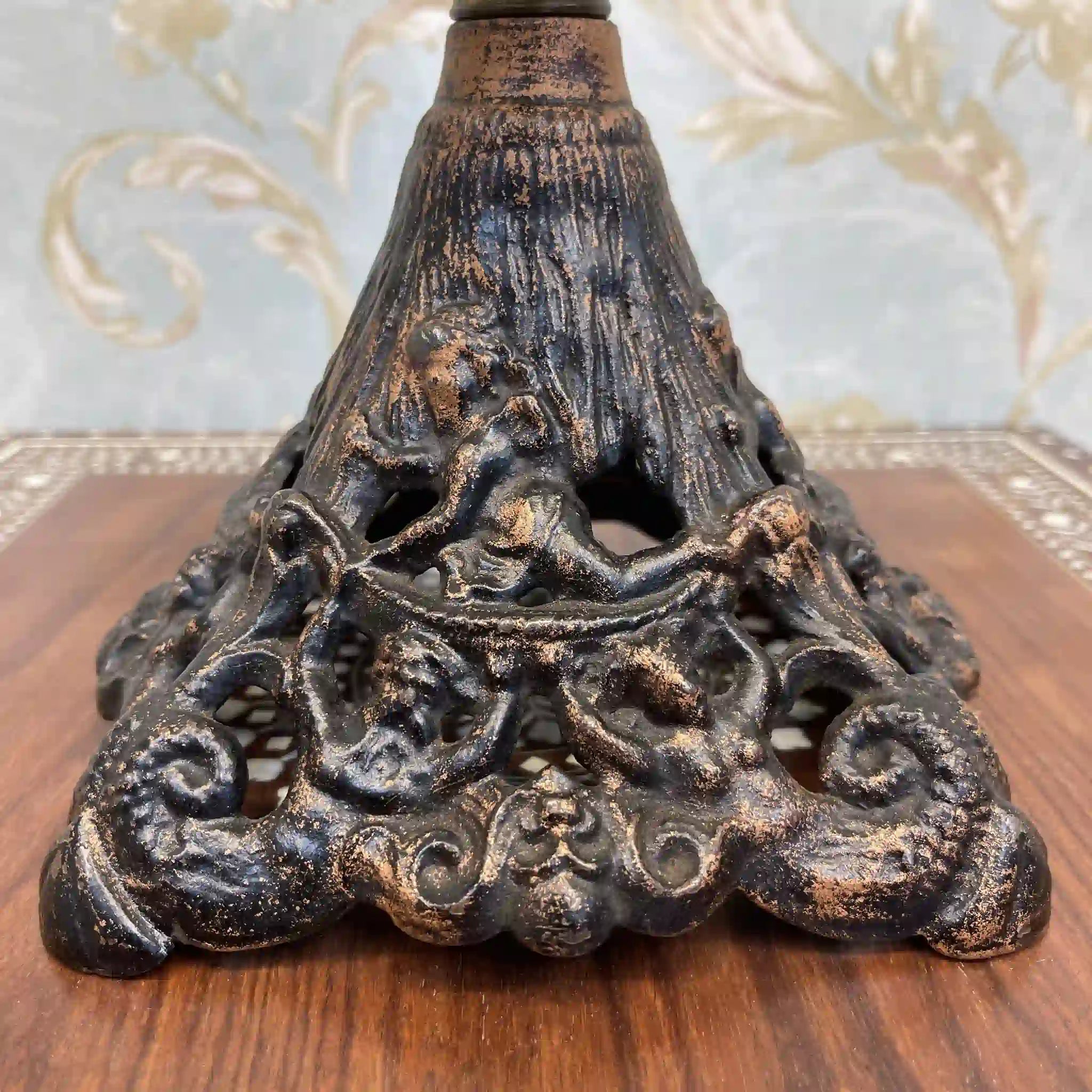 [Antique] Oil lamp / Victorian style / Estimated late 19th century / Glass / England / Etched glass, hand painted column