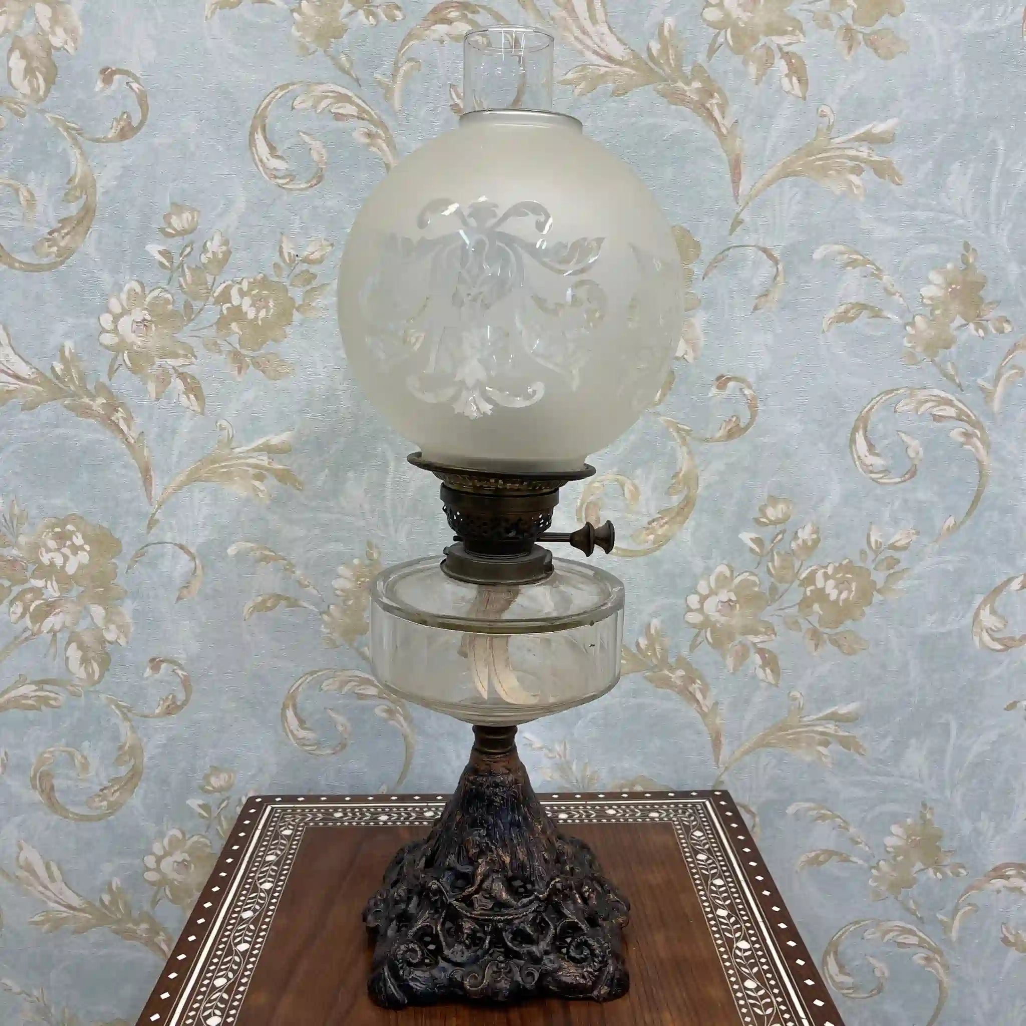 【アンティーク】 オイルランプ / ヴィクトリアン様式 / 推定19世紀後期 / ガラス真鍮 / イギリス / エッチングガラス,ハンドペイント・コラム
