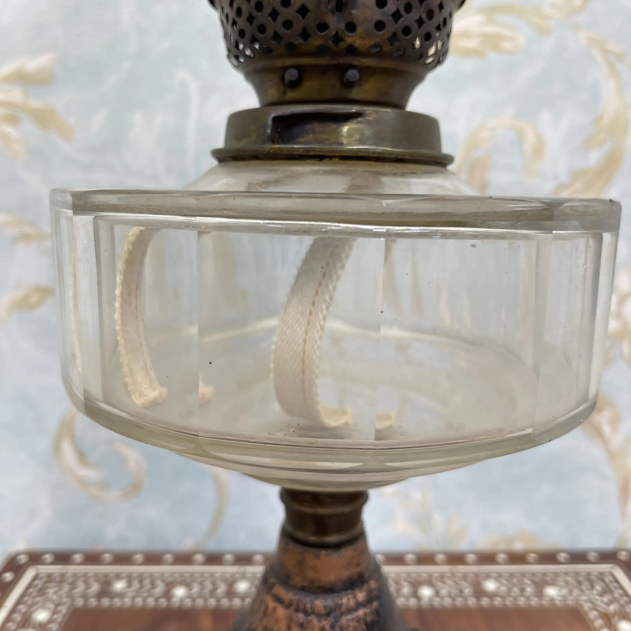 [Antique] Oil lamp / Victorian style / Estimated late 19th century / Glass / England / Etched glass, hand painted column