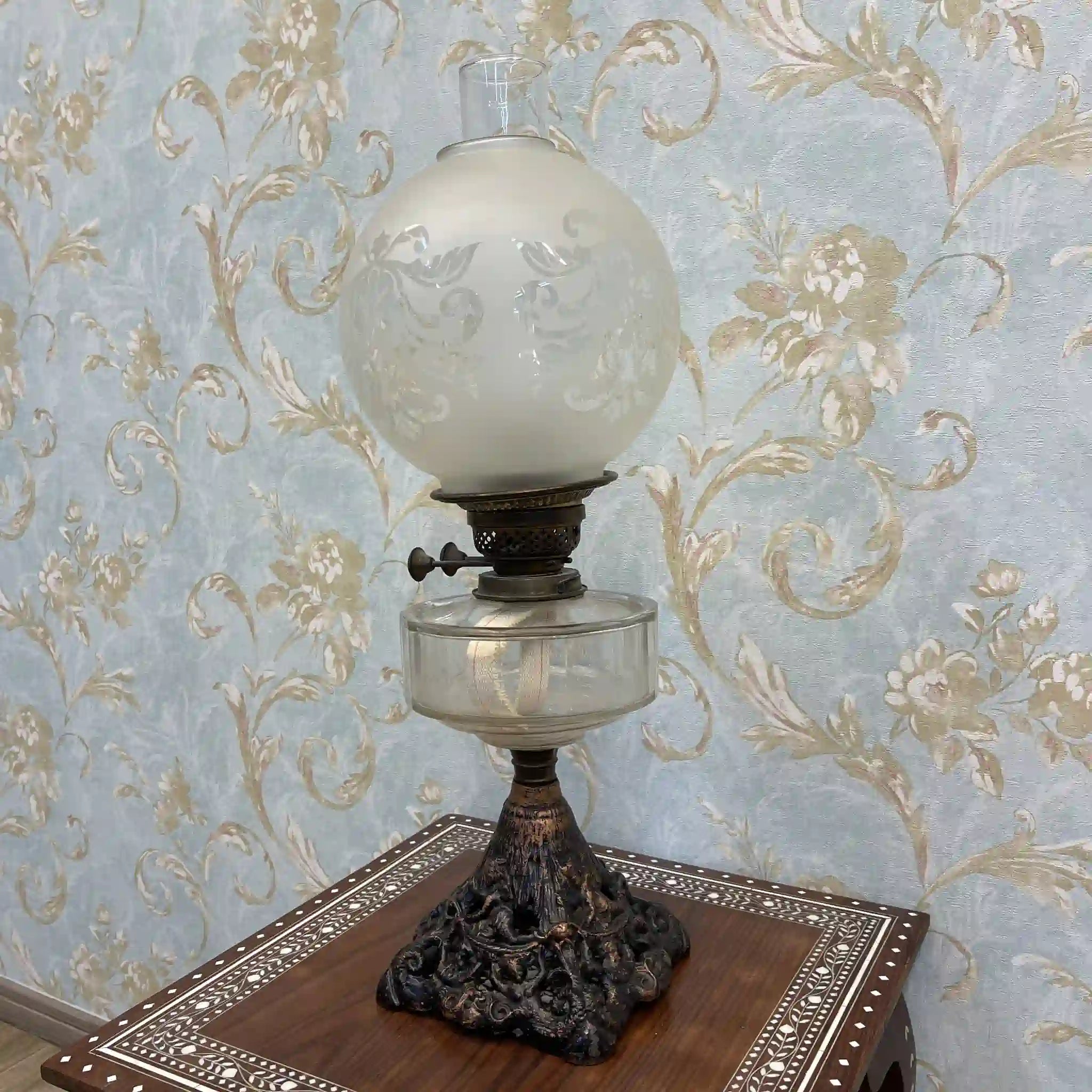 [Antique] Oil lamp / Victorian style / Estimated late 19th century / Glass / England / Etched glass, hand painted column