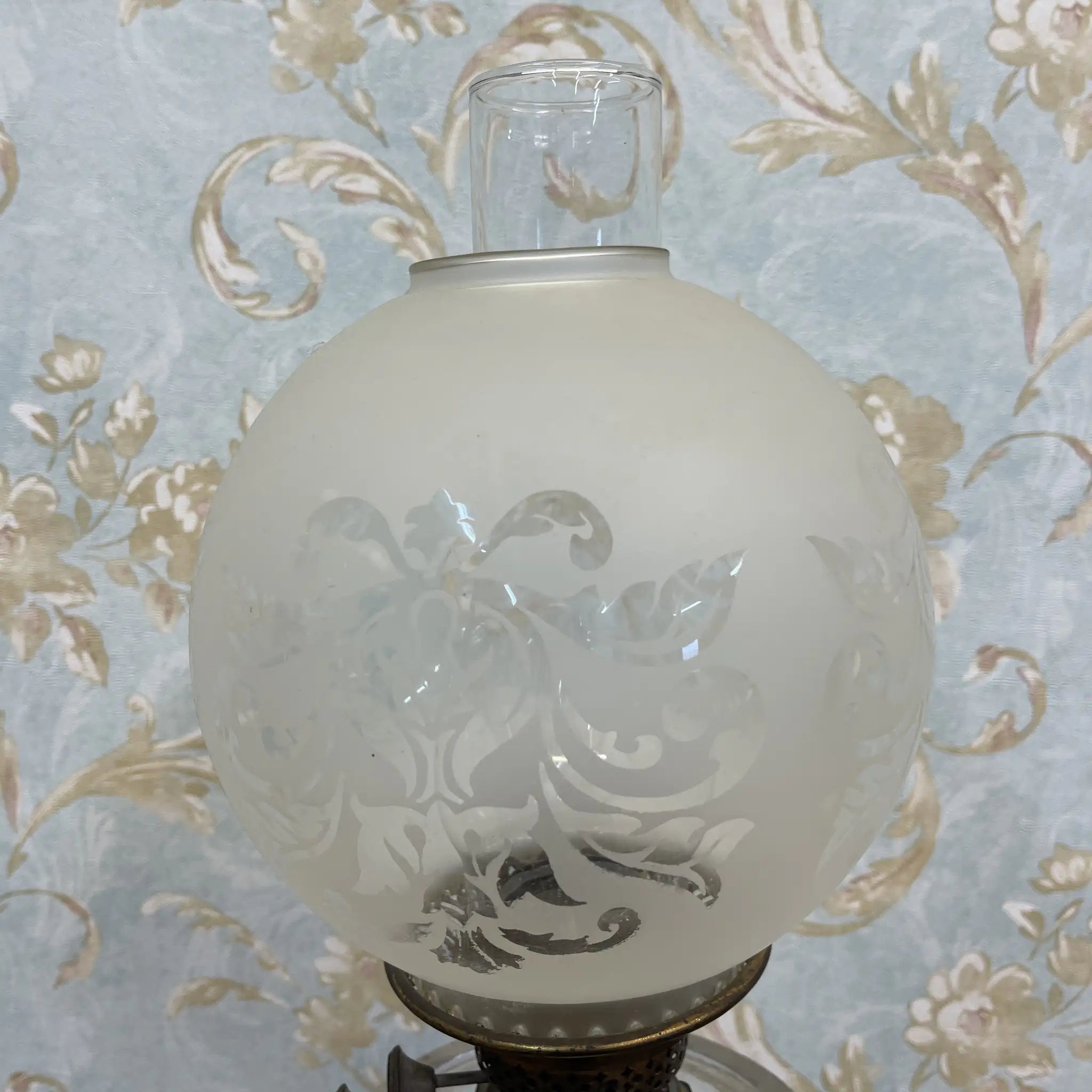 [Antique] Oil lamp / Victorian style / Estimated late 19th century / Glass / England / Etched glass, hand painted column