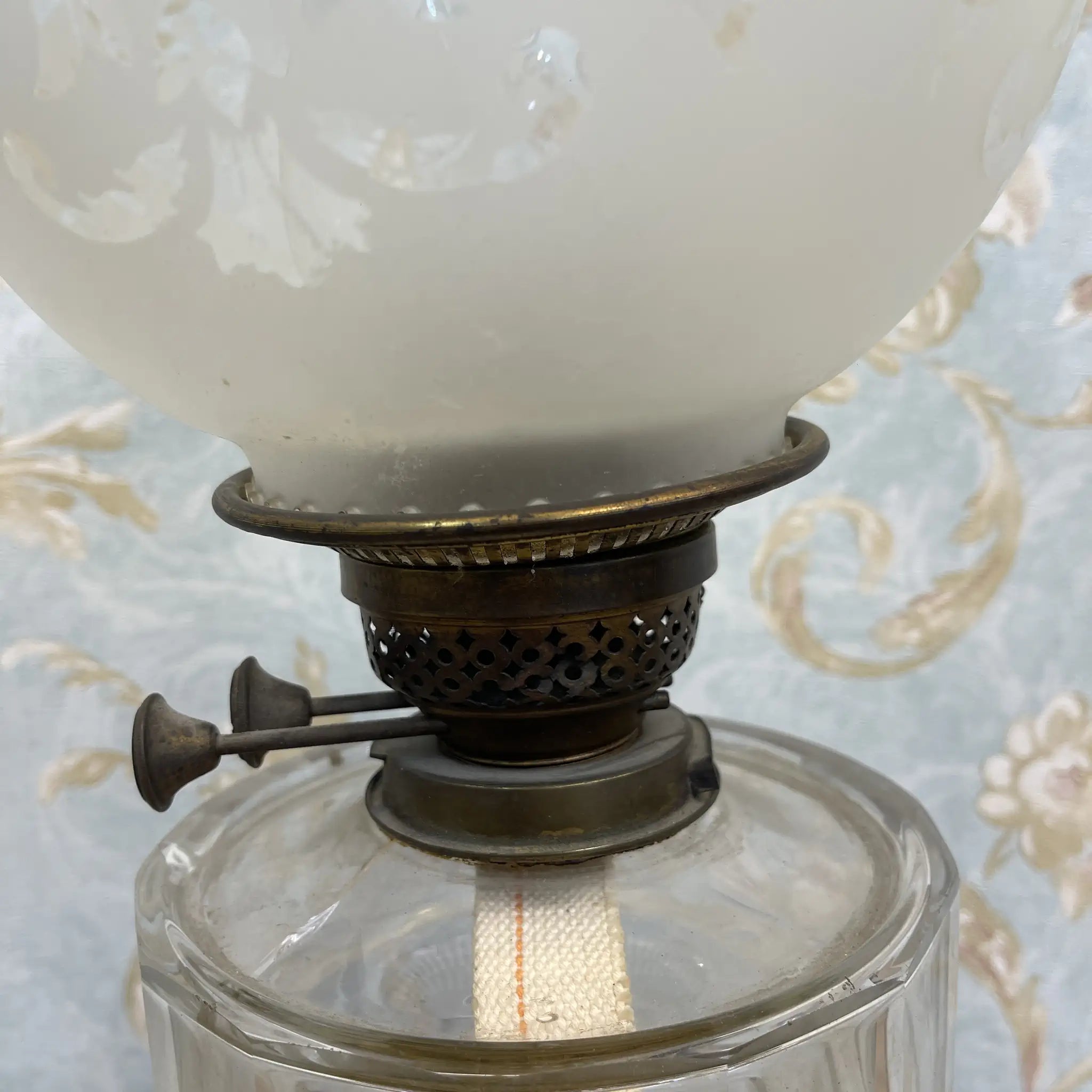 [Antique] Oil lamp / Victorian style / Estimated late 19th century / Glass / England / Etched glass, hand painted column