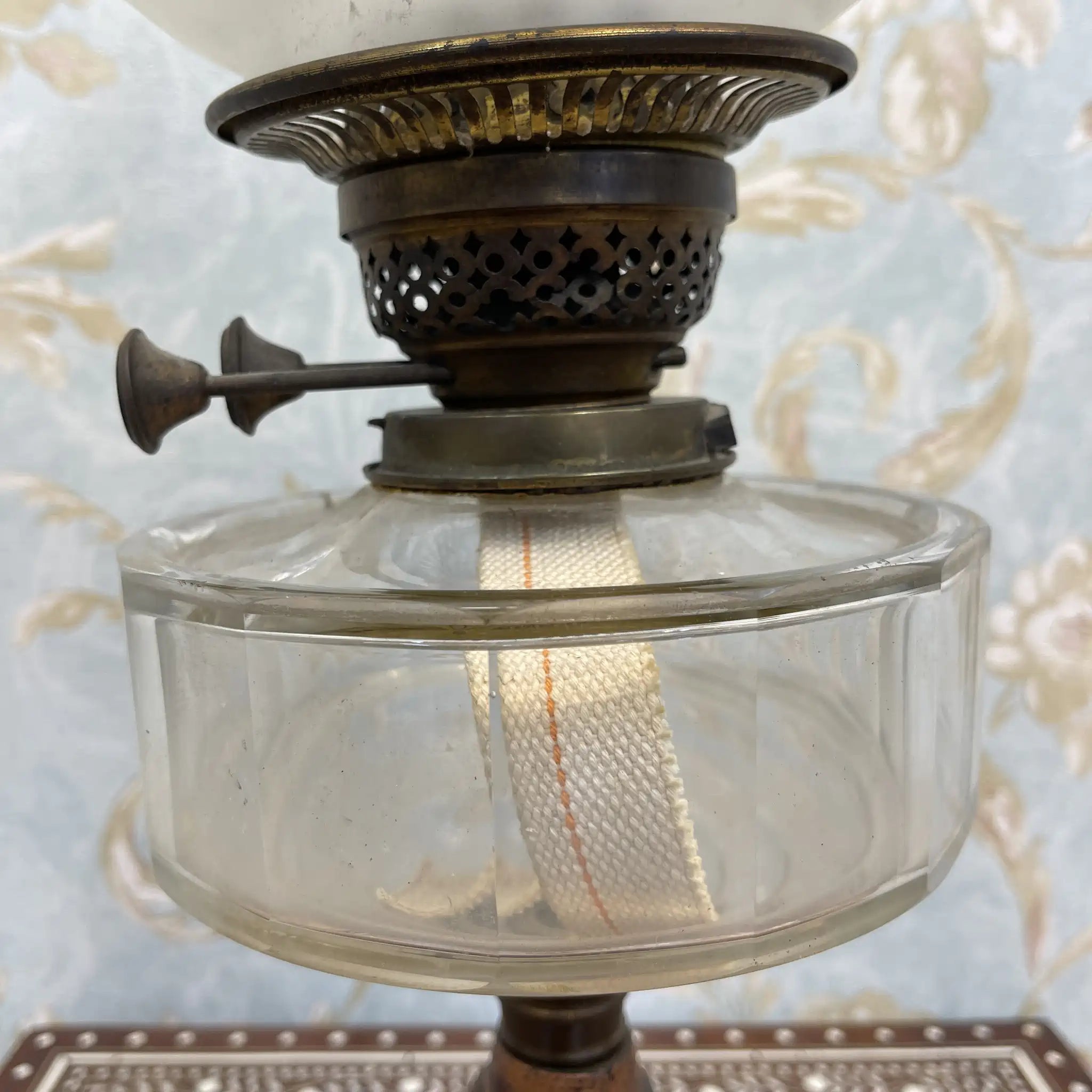 [Antique] Oil lamp / Victorian style / Estimated late 19th century / Glass / England / Etched glass, hand painted column