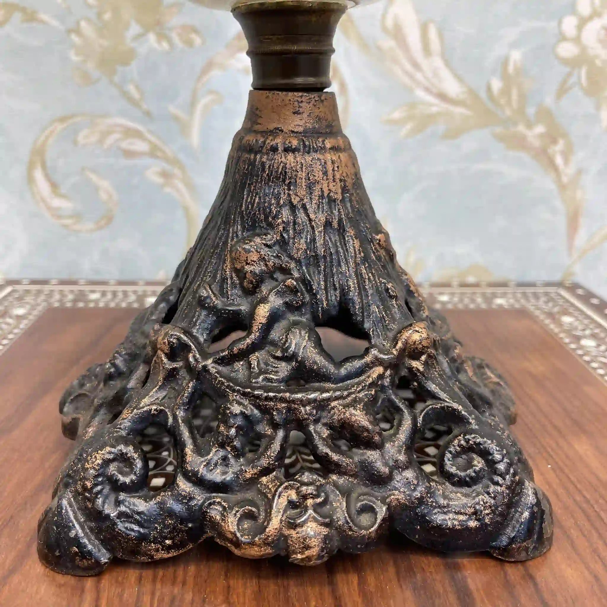 [Antique] Oil lamp / Victorian style / Estimated late 19th century / Glass / England / Etched glass, hand painted column