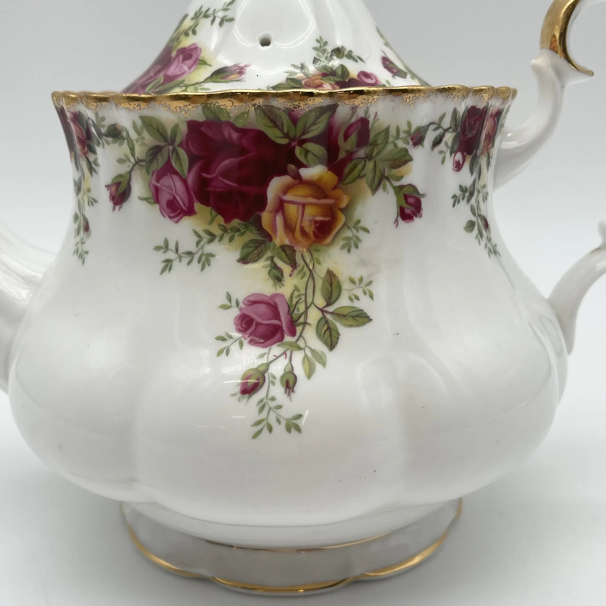【复古】茶壶/ Royal Albert / Old Country Roses / 1962-1973年/ Bone China /英国/蒙特罗舍普， 植物艺术，金彩