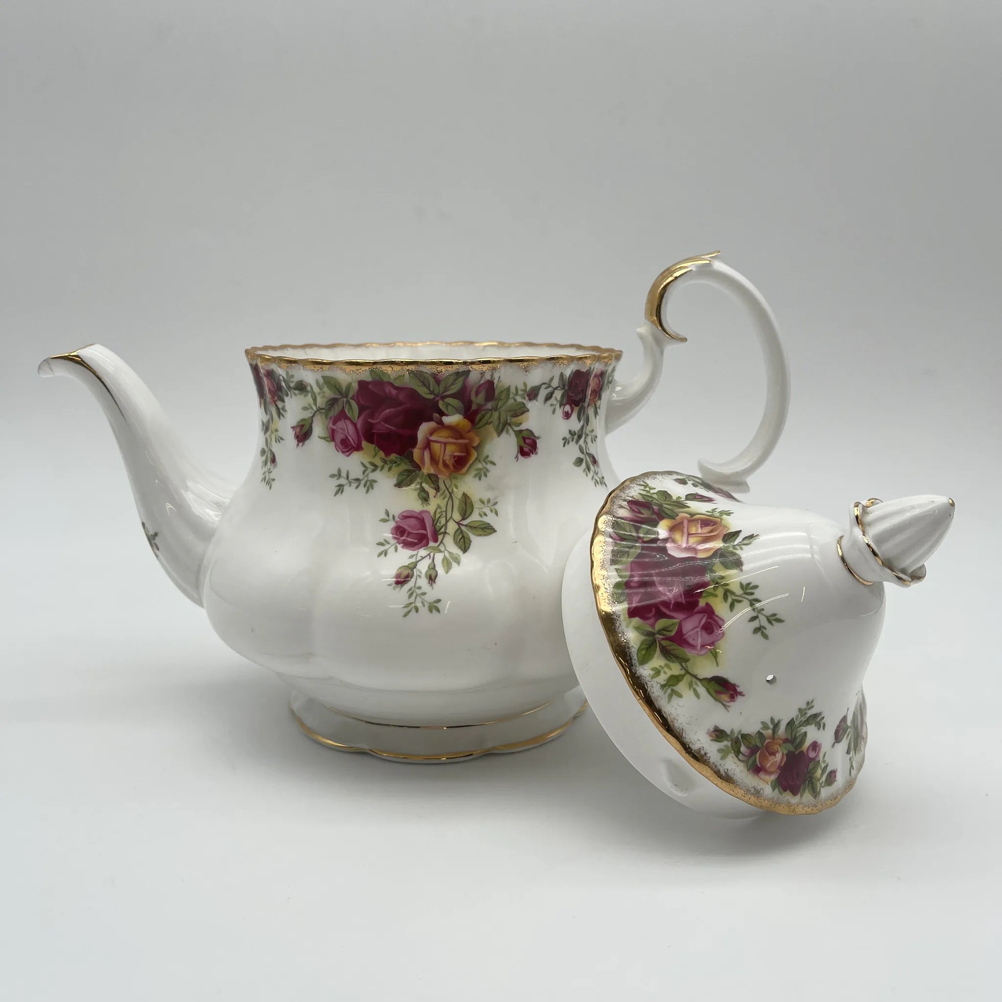 【复古】茶壶/ Royal Albert / Old Country Roses / 1962-1973年/ Bone China /英国/蒙特罗舍普， 植物艺术，金彩