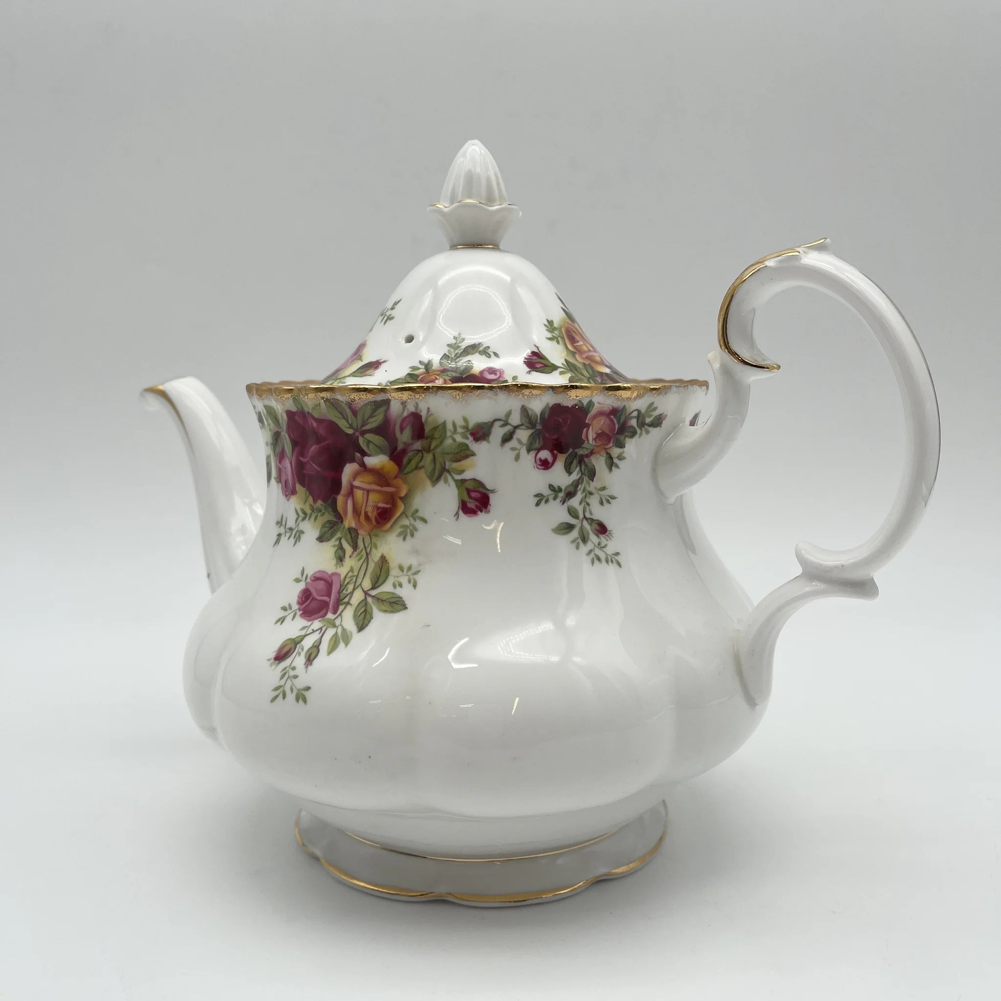 【ビンテージ】 ティーポット / ROYAL ALBERT (ロイヤルアルバート) / Old Country Roses / 1962-1973年 / Bone China / イギリス / モントローズシェイプ, ボタニカルアート, 金彩