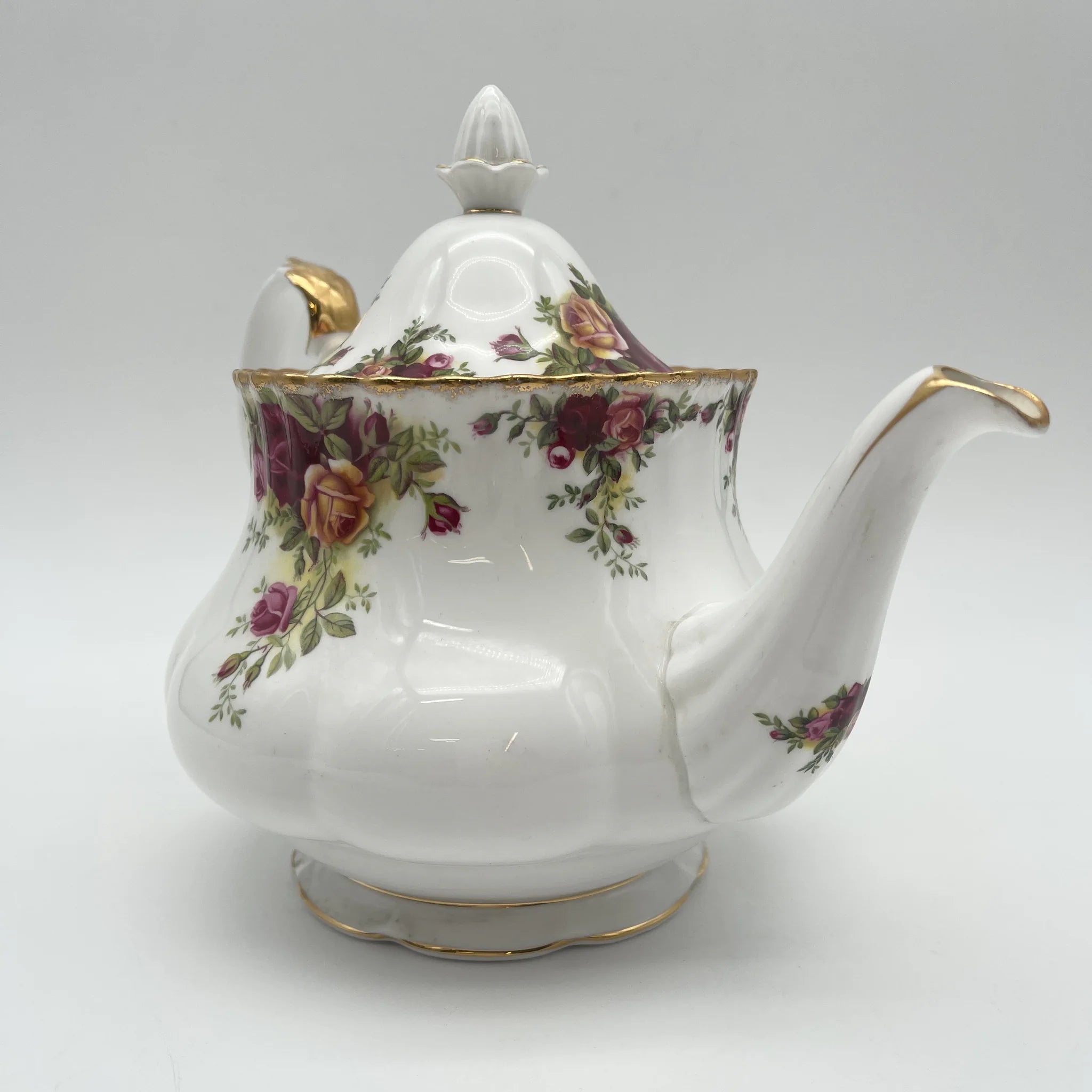 【复古】茶壶/ Royal Albert / Old Country Roses / 1962-1973年/ Bone China /英国/蒙特罗舍普， 植物艺术，金彩