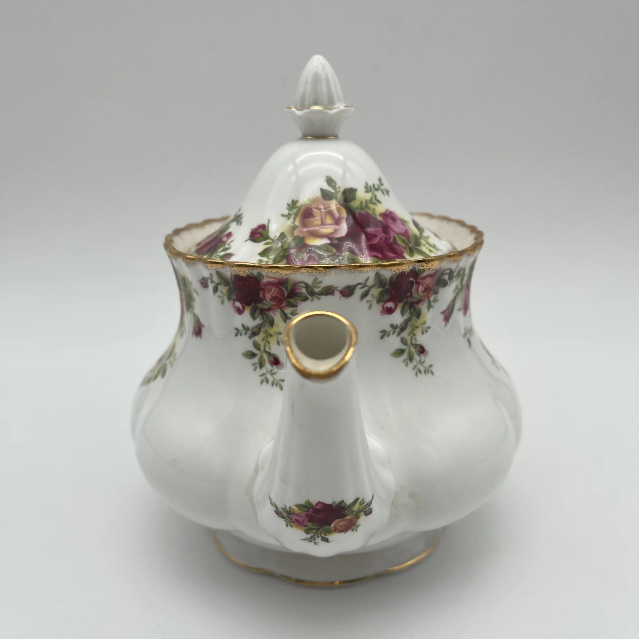 【复古】茶壶/ Royal Albert / Old Country Roses / 1962-1973年/ Bone China /英国/蒙特罗舍普， 植物艺术，金彩