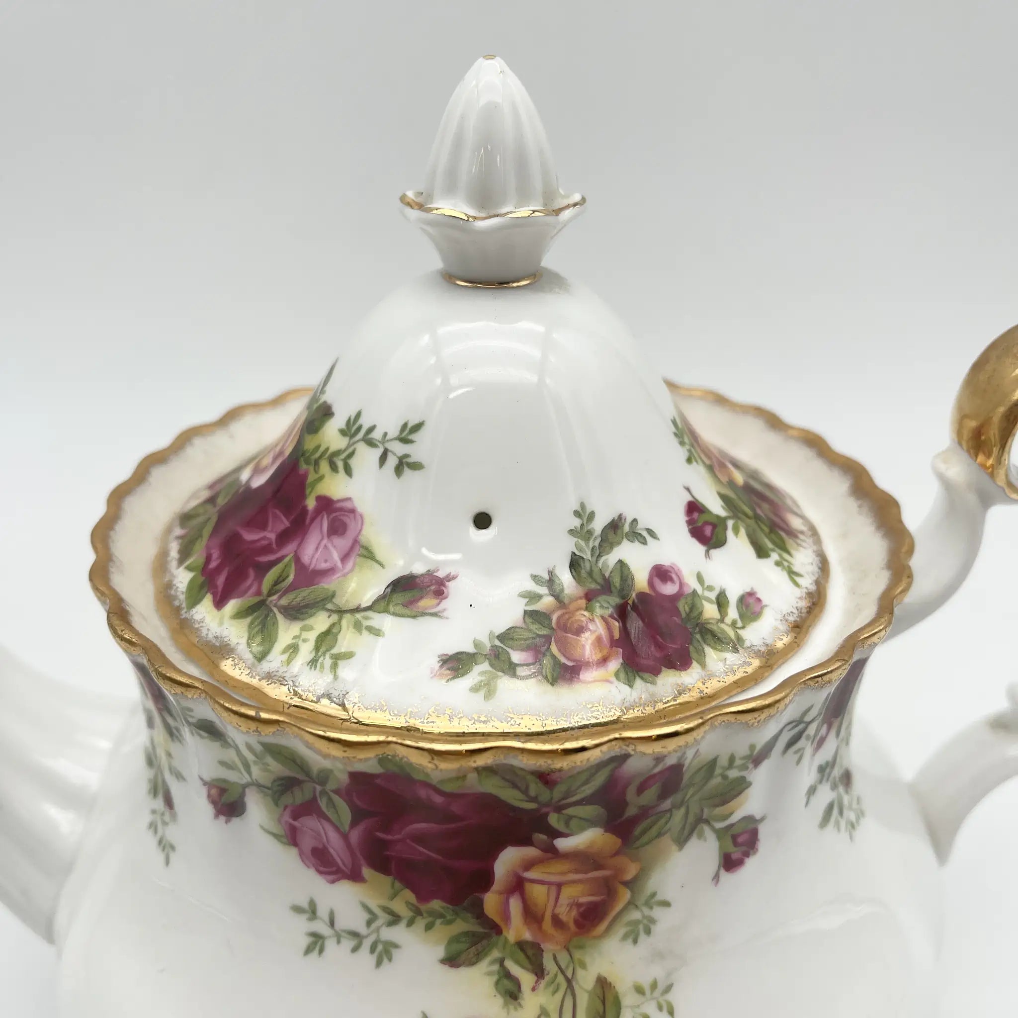 【复古】茶壶/ Royal Albert / Old Country Roses / 1962-1973年/ Bone China /英国/蒙特罗舍普， 植物艺术，金彩
