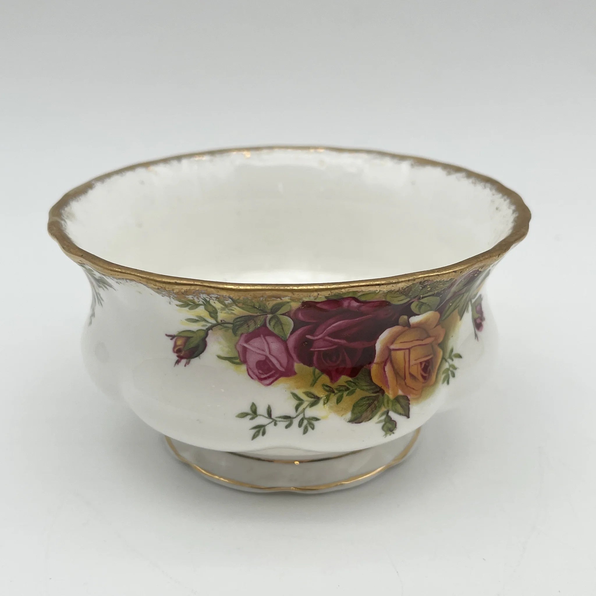 【ビンテージ】 シュガーボウル (シュガーポット) / ROYAL ALBERT (ロイヤルアルバート) / Old Country Roses / 1962-1973年 / Bone China / イギリス / モントローズシェイプ, ボタニカルアート, 金彩