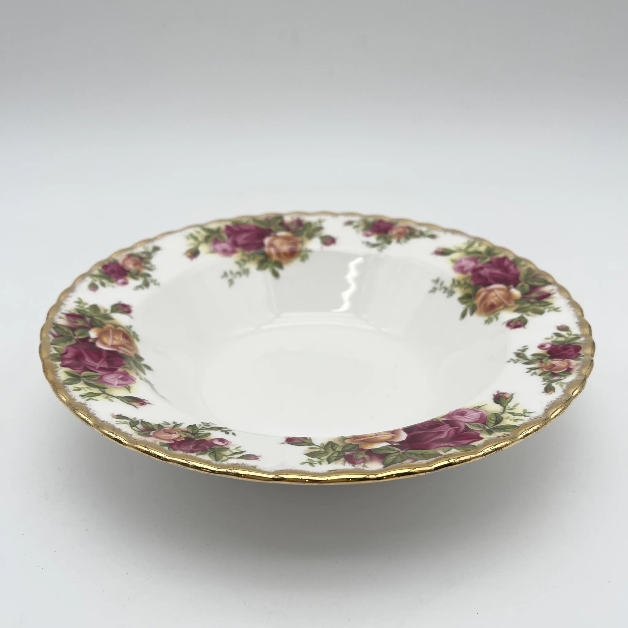 【ビンテージ】 スーププレート (深皿) / ROYAL ALBERT (ロイヤルアルバート) / Old Country Roses / 1973-1993年 / Bone China / イギリス / スカラップドエッジ, ボタニカルアート, 金彩
