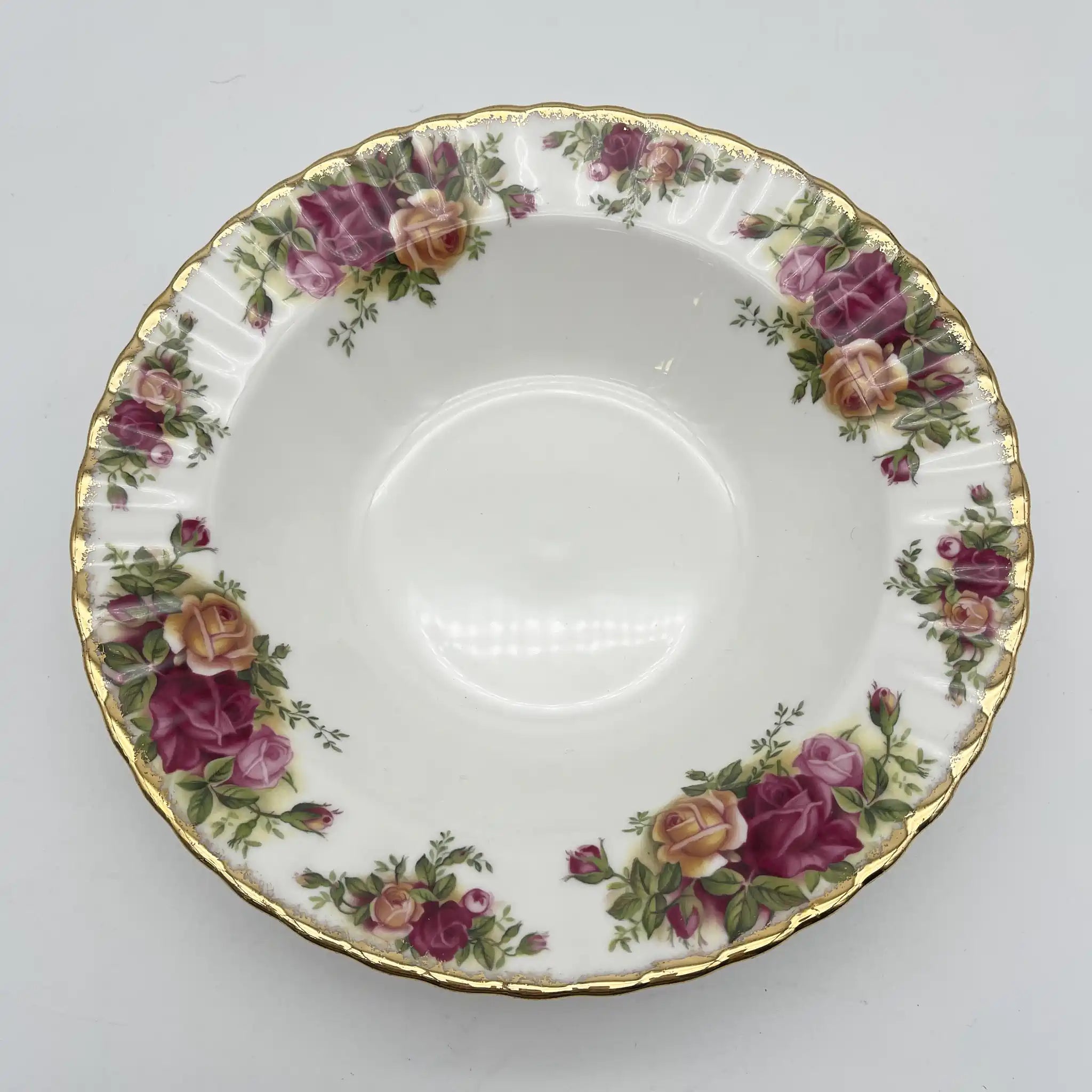 【ビンテージ】 スーププレート (深皿) / ROYAL ALBERT (ロイヤルアルバート) / Old Country Roses / 1973-1993年 / Bone China / イギリス / スカラップドエッジ, ボタニカルアート, 金彩