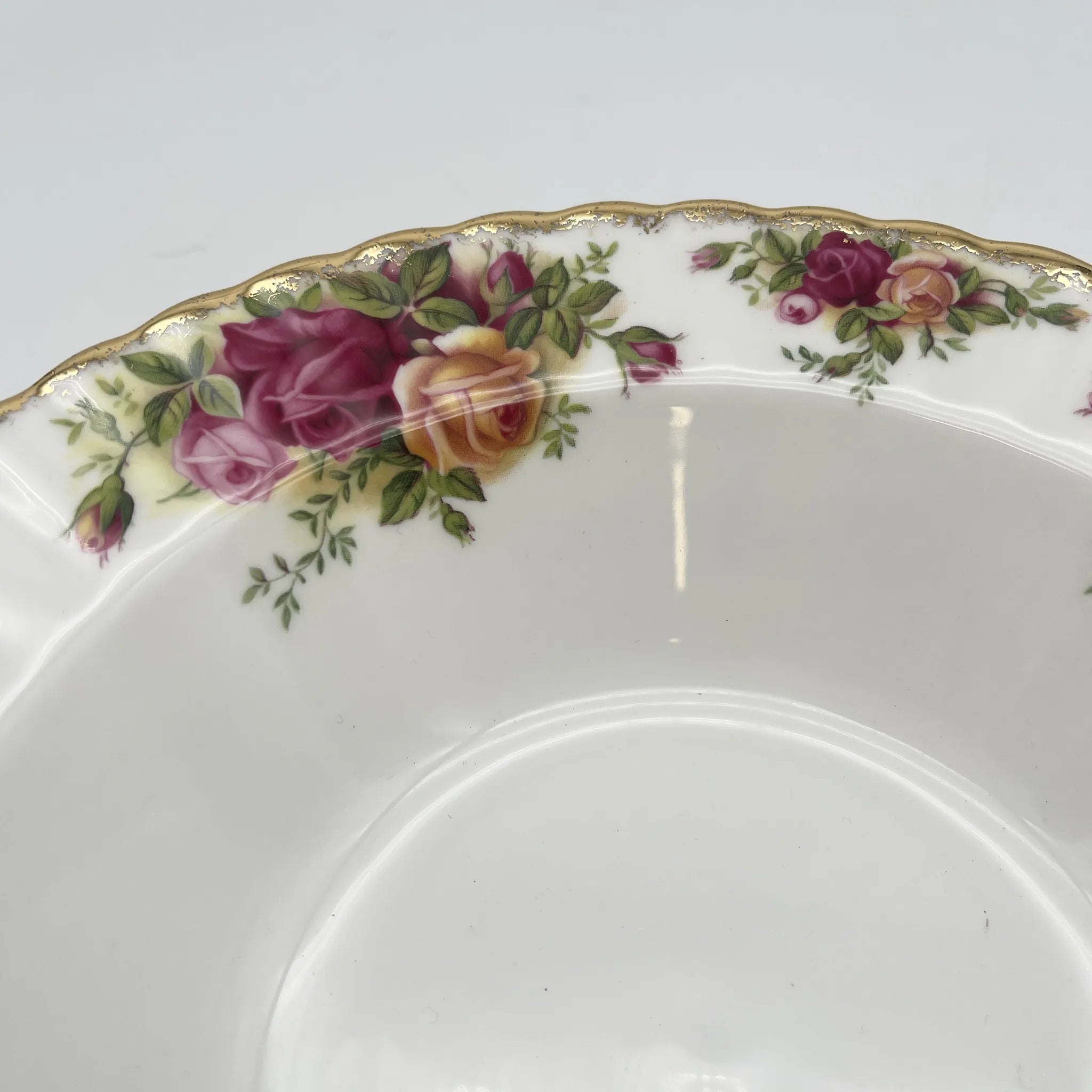 【复古】深盘/ Royal Albert / Old Country Roses / 1973-1993年/ Bone China /英国/ 彩色边缘，植物艺术，金彩