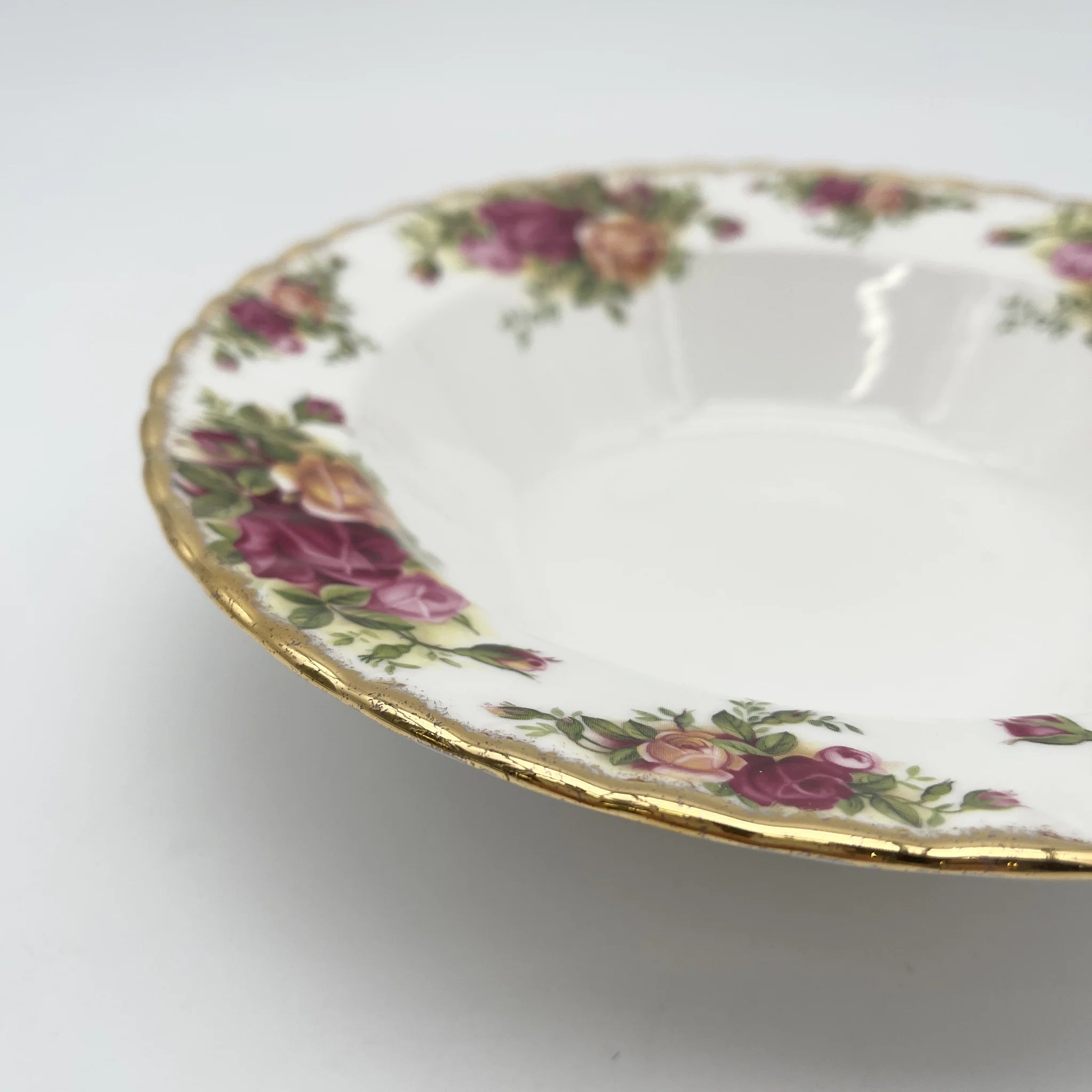 【复古】深盘/ Royal Albert / Old Country Roses / 1973-1993年/ Bone China /英国/ 彩色边缘，植物艺术，金彩