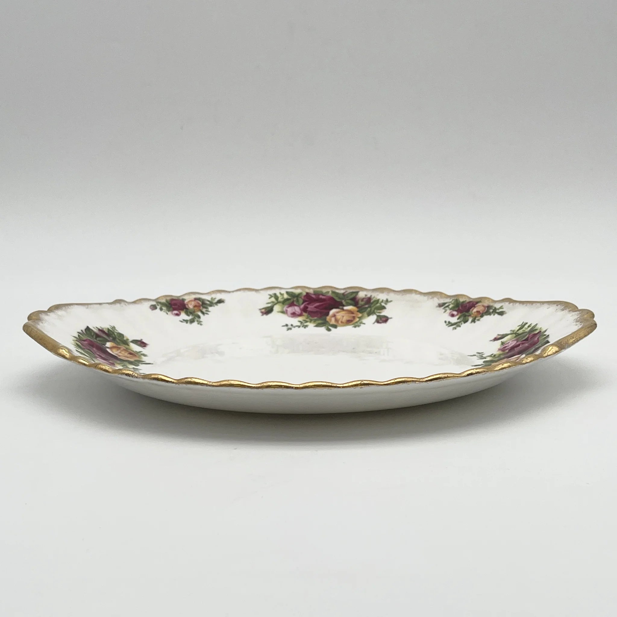 【ビンテージ】 ディナープレート (メイン皿) / ROYAL ALBERT (ロイヤルアルバート) / Old Country Roses / 1973-1993年 / Bone China / イギリス / スカラップドエッジ, ボタニカルアート, 金彩