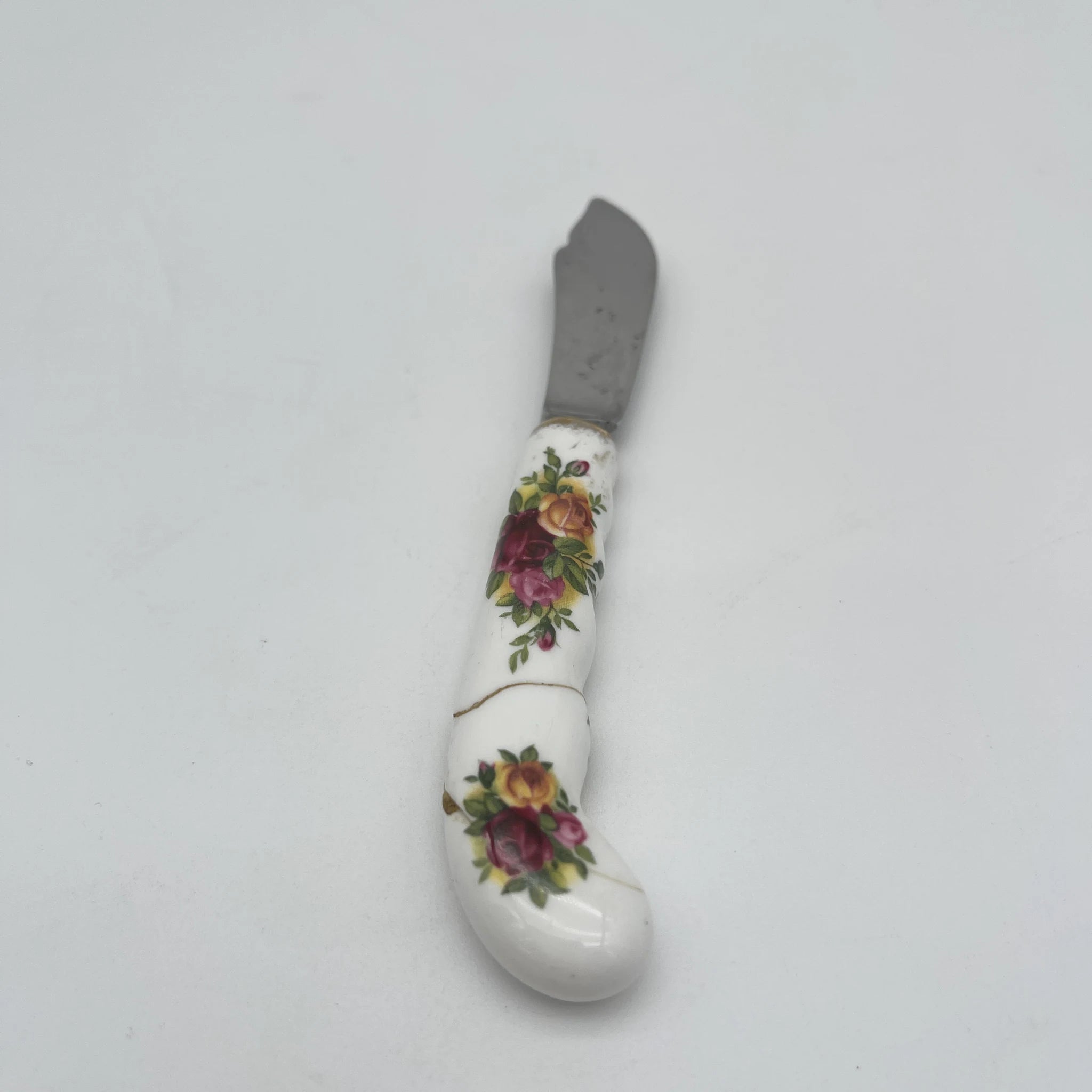 [Vintage] Butter knife / Royal Albert / Old Country Roses / 1970-1980s / Bone China / England / Porcelain handle, botanical art, gold painting