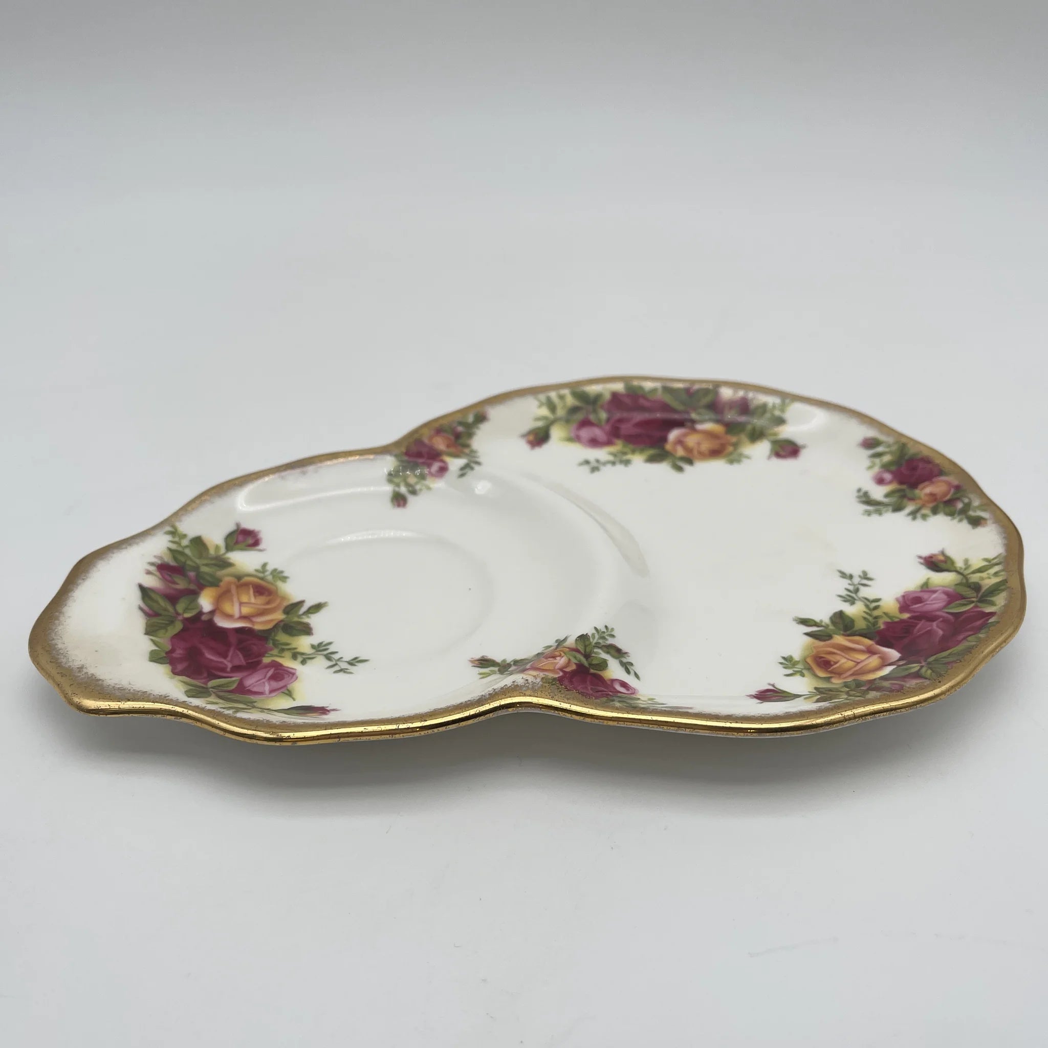 【ビンテージ】 テニスセット用プレート / ROYAL ALBERT (ロイヤルアルバート) / Old Country Roses / 1962-1973年 / Bone China / イギリス / インデント付きプレート, ボタニカルアート, 金彩