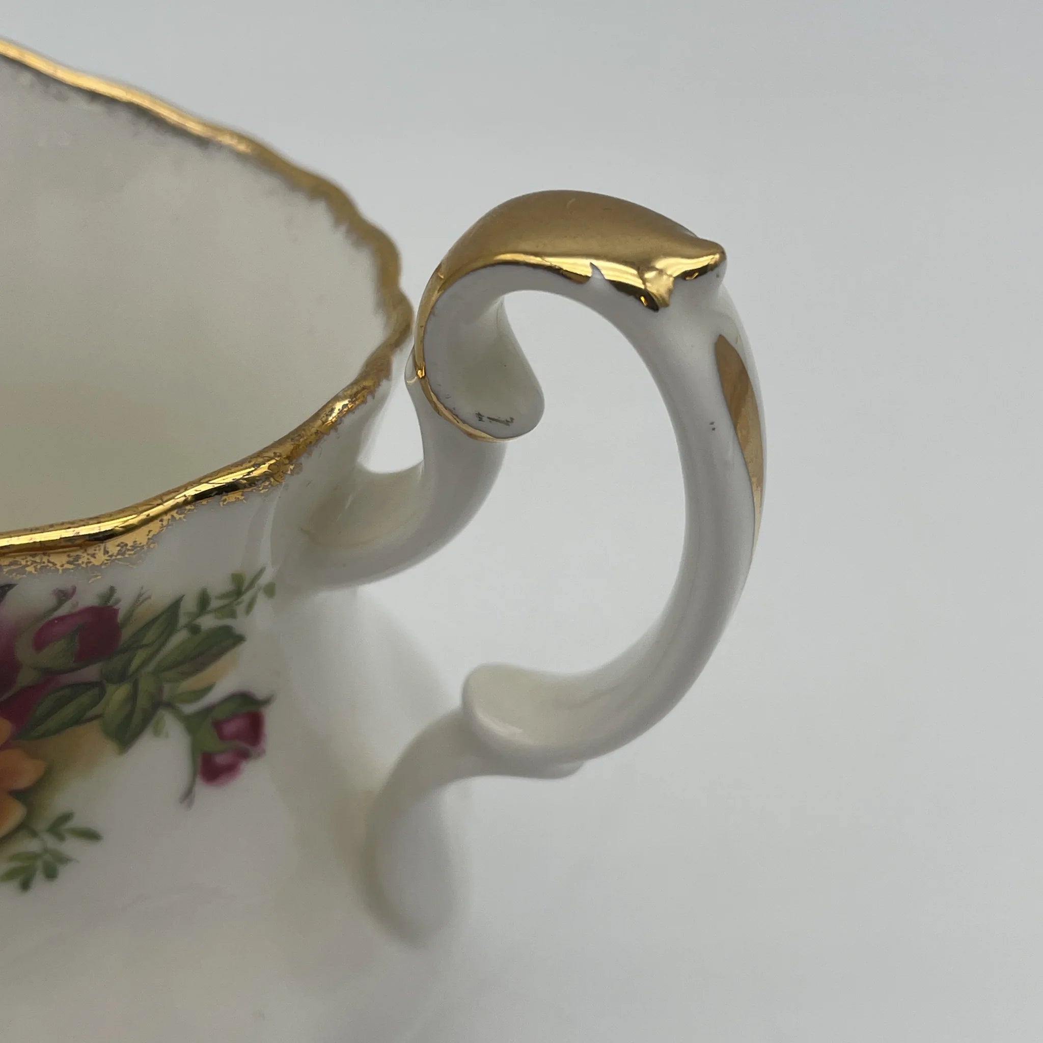 牛奶瓶/ Royal Albert / Old Country Roses / 1962-2002 / Bone China /英国/ 蒙特罗斯形状，植物艺术，金彩