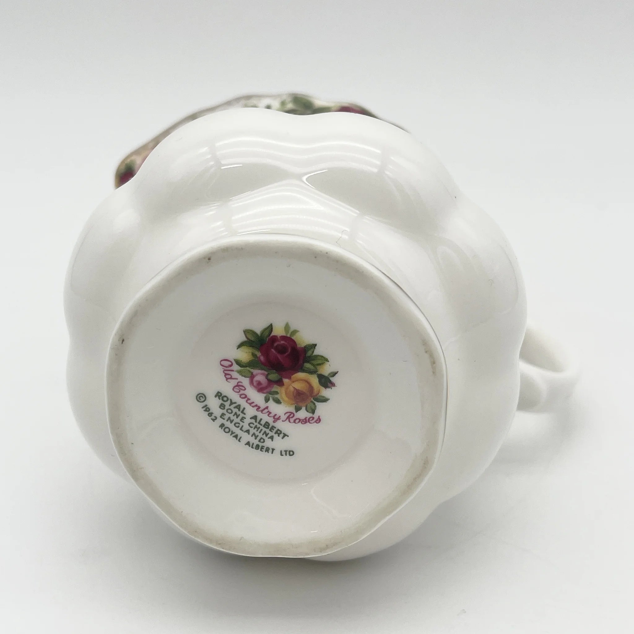 牛奶瓶/ Royal Albert / Old Country Roses / 1962-2002 / Bone China /英国/ 蒙特罗斯形状，植物艺术，金彩