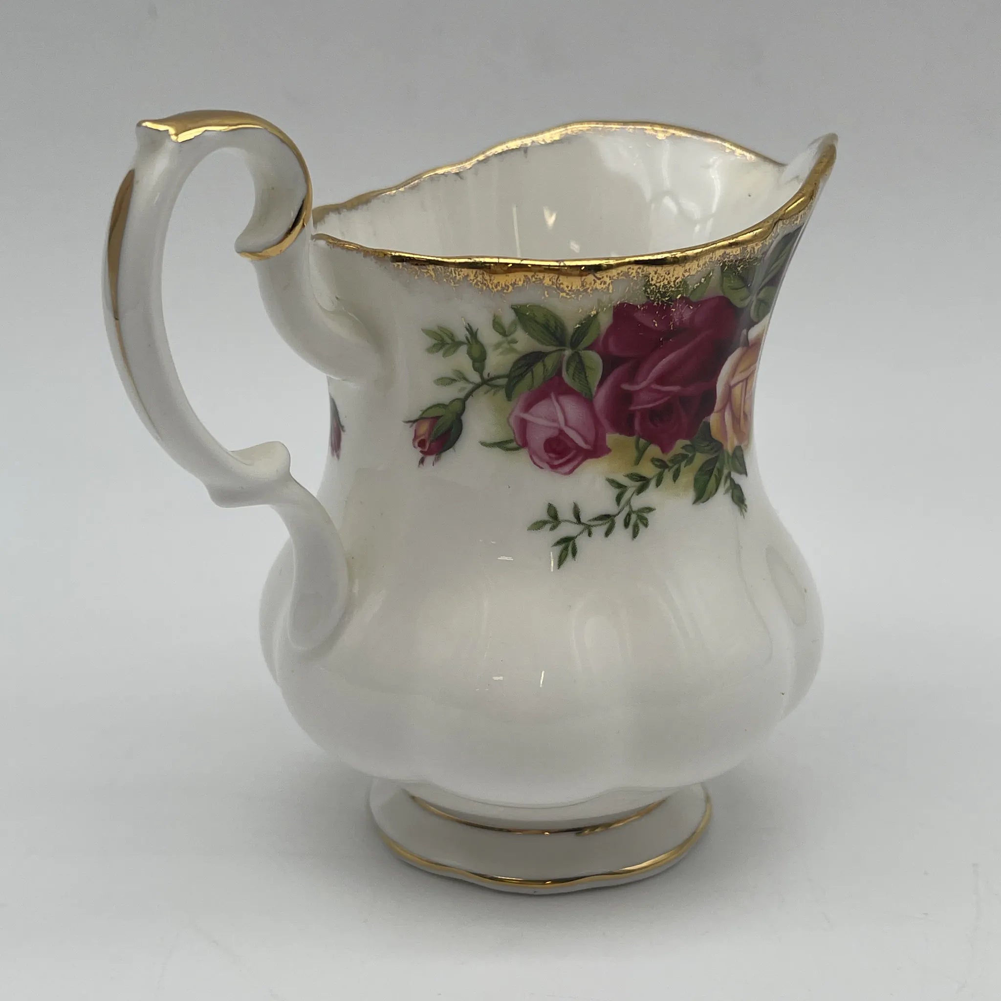 牛奶瓶/ Royal Albert / Old Country Roses / 1962-2002 / Bone China /英国/ 蒙特罗斯形状，植物艺术，金彩