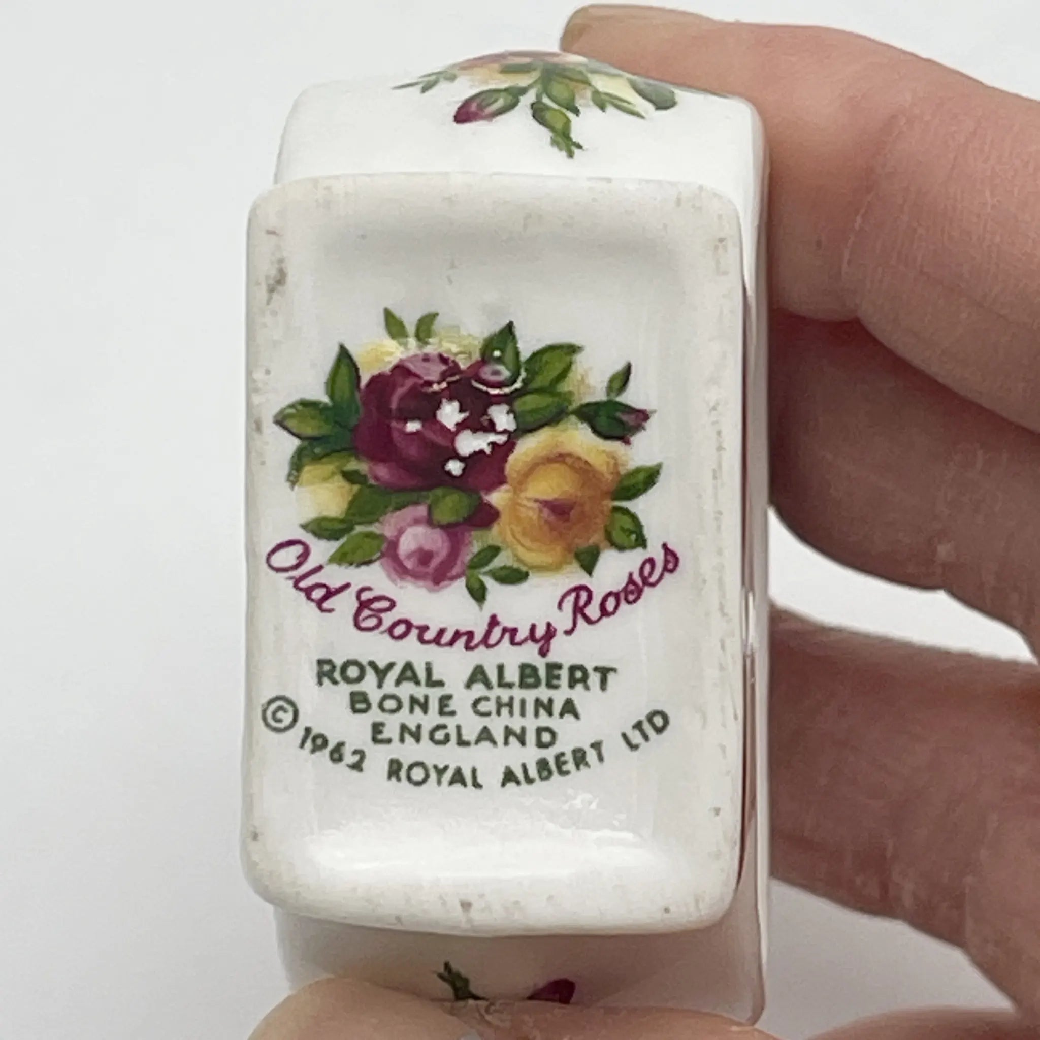 [Vintage] Napkin ring / Royal Albert / Old Country Roses / 1973-1993 / Bone China / England / Ceramic flowers, British country, botanical art
