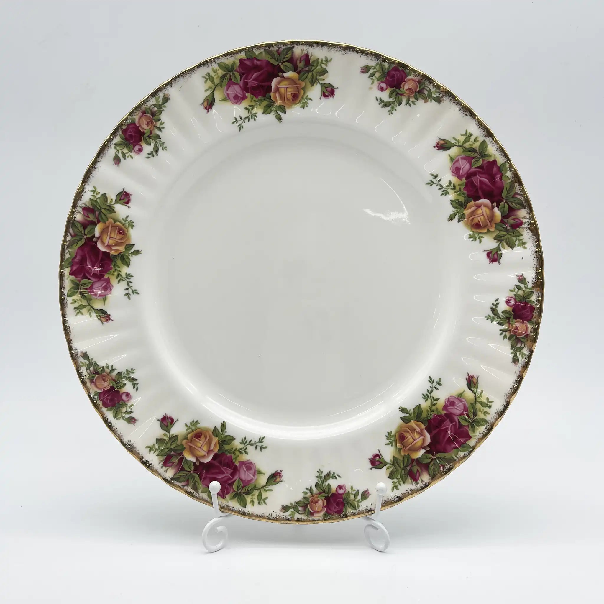 【ビンテージ】 ディナープレート (メイン皿) / ROYAL ALBERT (ロイヤルアルバート) / Old Country Roses / 1962-2002年 / Bone China / イギリス / スカラップド・エッジ, ボタニカルアート, 金彩