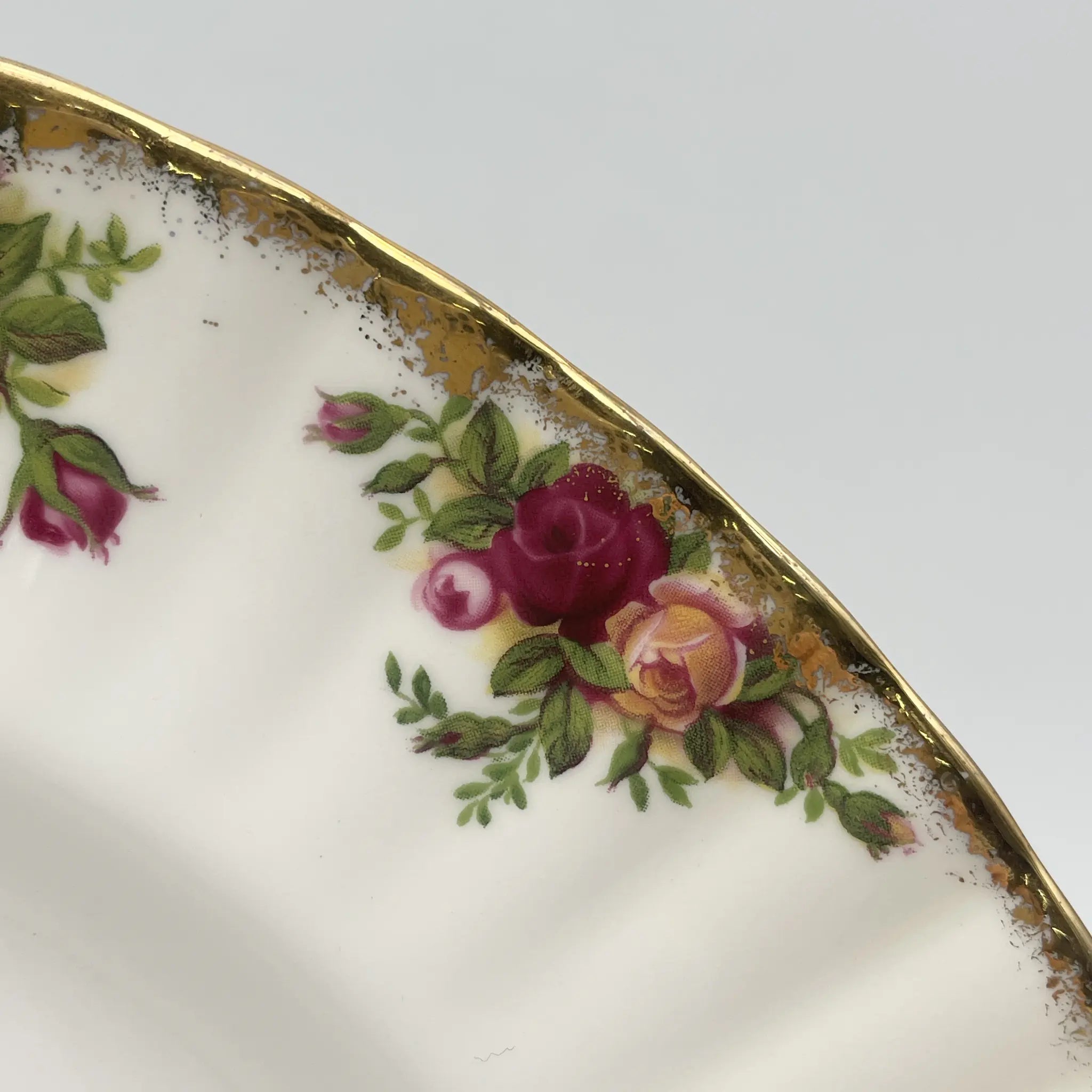 【复古】餐盘/ Royal Albert / Old Country Roses / 1962-2002年/ Bone China /英国/ 彩色边缘，植物艺术，金彩