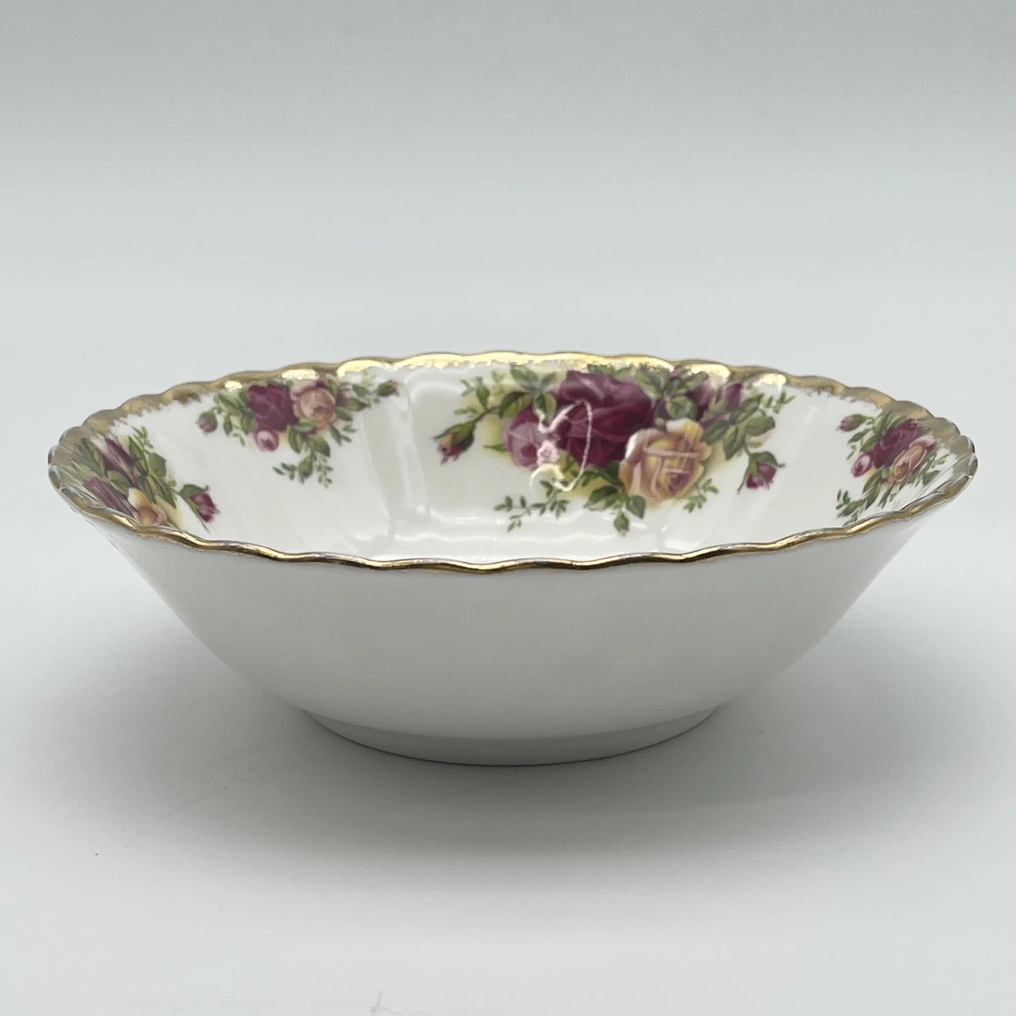 【ビンテージ】 シリアルボウル (中鉢) / ROYAL ALBERT (ロイヤルアルバート) / Old Country Roses / 1962-2002年 / Bone China / イギリス / スカラップド・エッジ, ボタニカルアート, 金彩