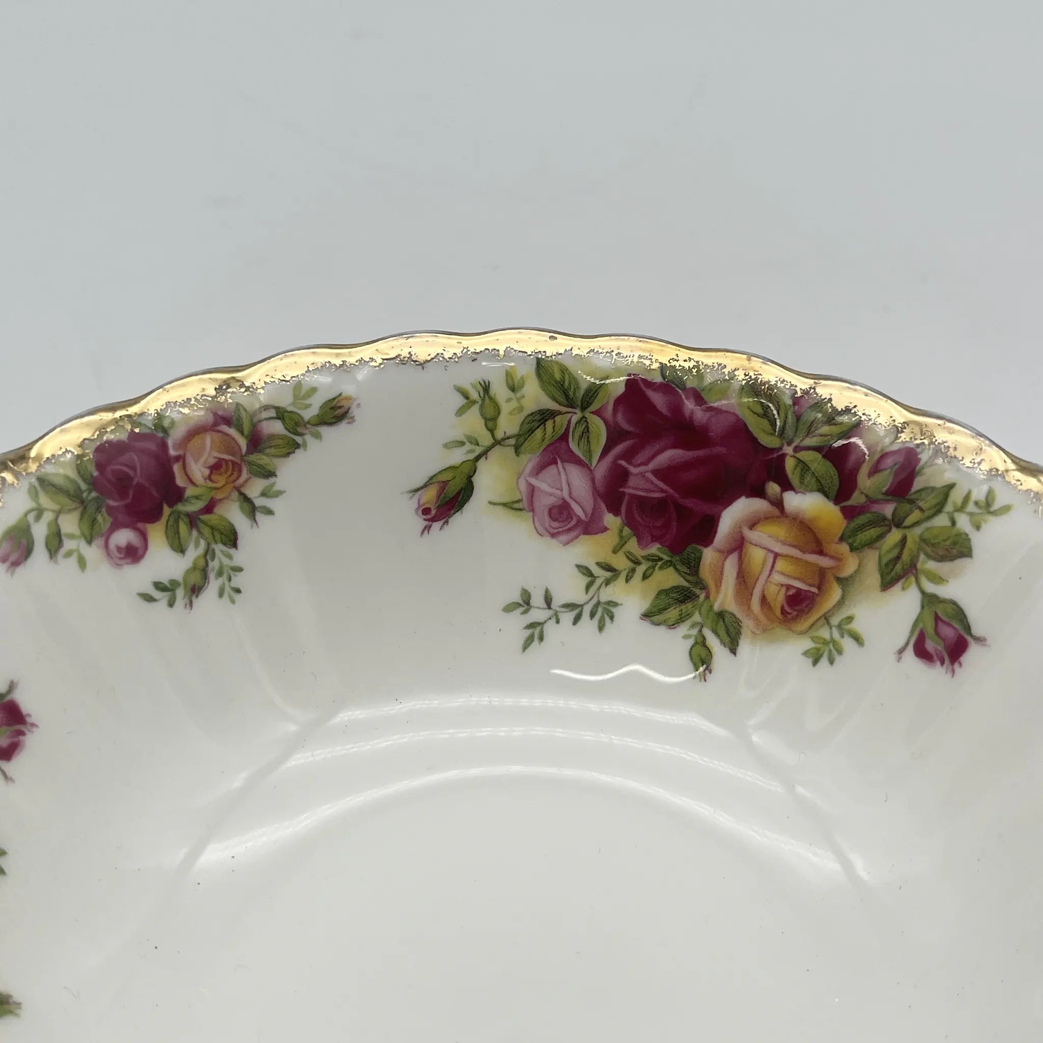 【葡萄酒】谷物碗（中碗）/ Royal Albert / Old Country Roses / 1962-2002 / Bone China /英国/ 彩色边缘，植物艺术，金彩
