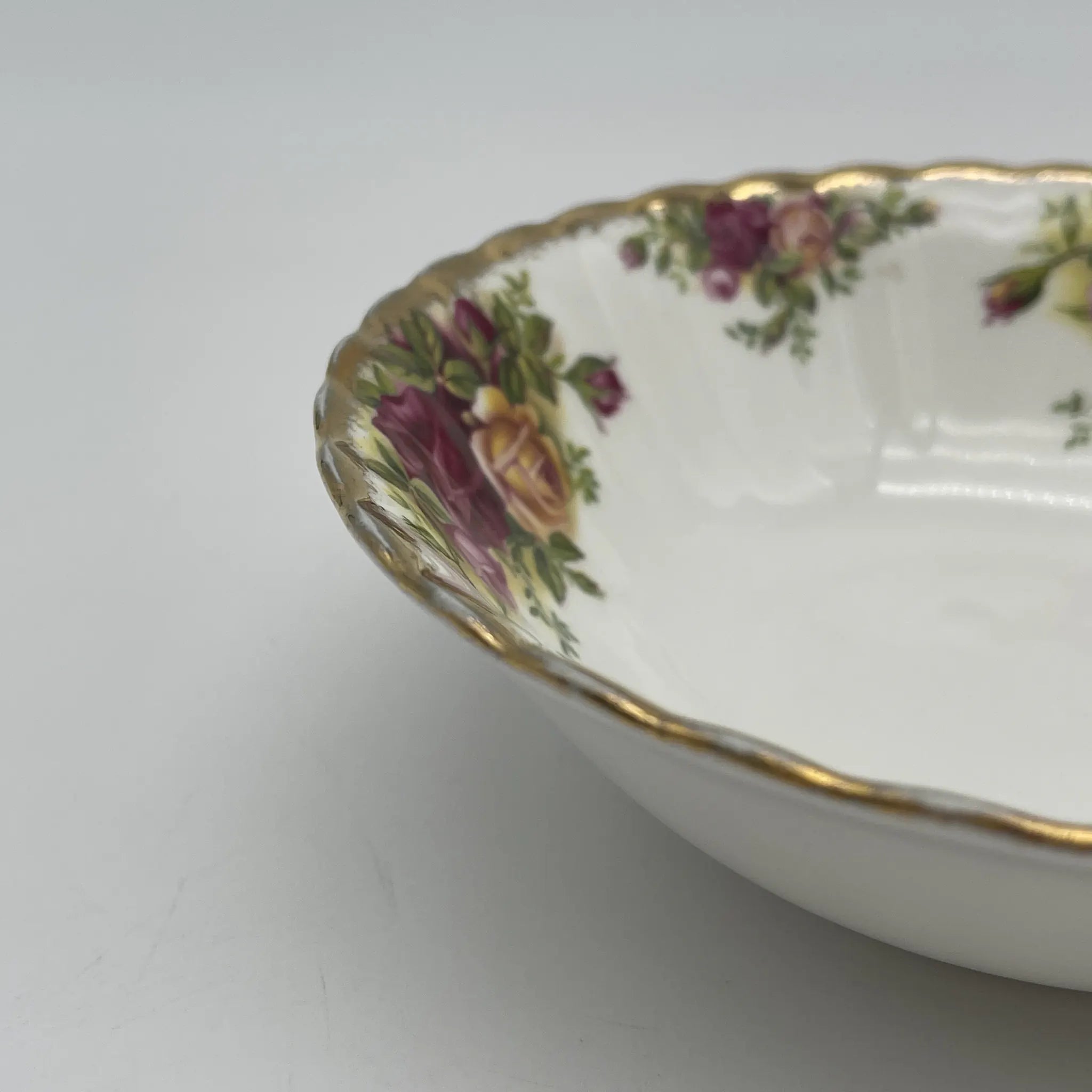 【葡萄酒】谷物碗（中碗）/ Royal Albert / Old Country Roses / 1962-2002 / Bone China /英国/ 彩色边缘，植物艺术，金彩