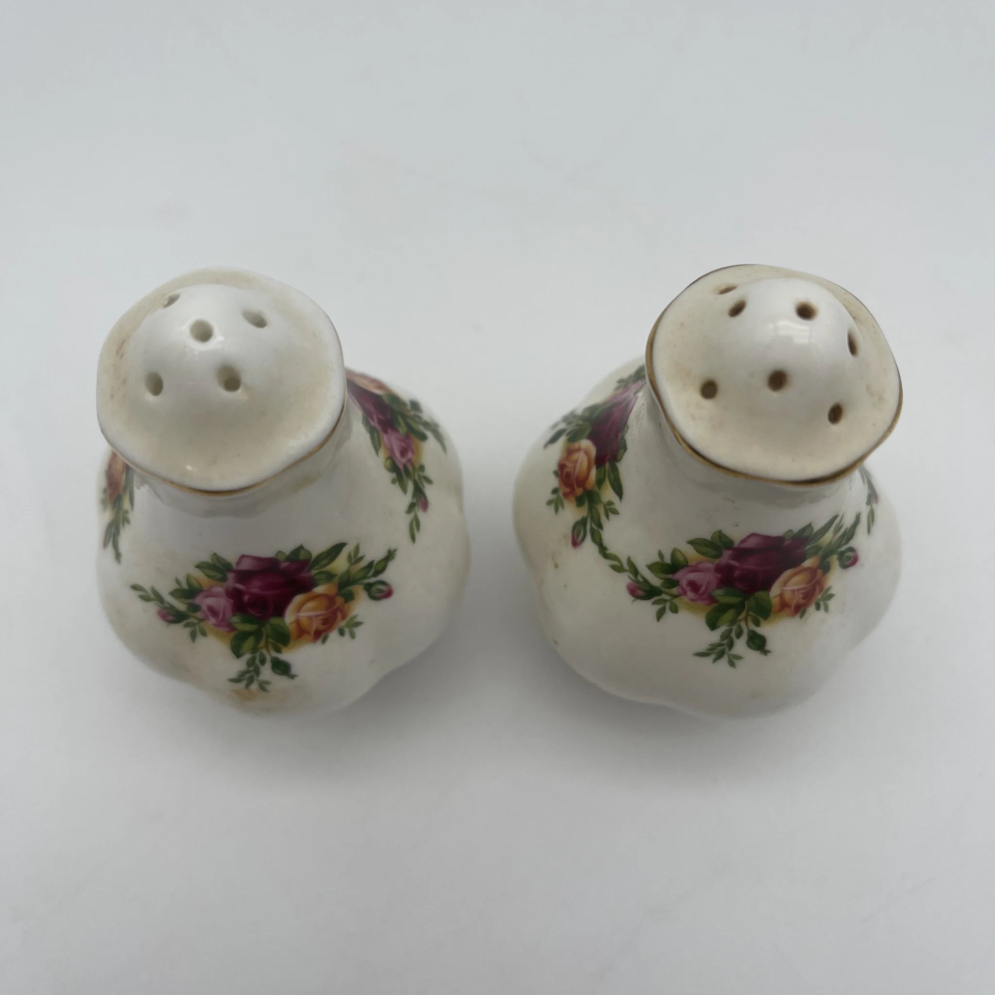 【ビンテージ】 ソルト＆ペッパーシェーカー / ROYAL ALBERT (ロイヤルアルバート) / Old Country Roses / 1970-1990年代 / Bone China / イギリス / モントローズ・シェイプ, ボタニカルアート, 金彩
