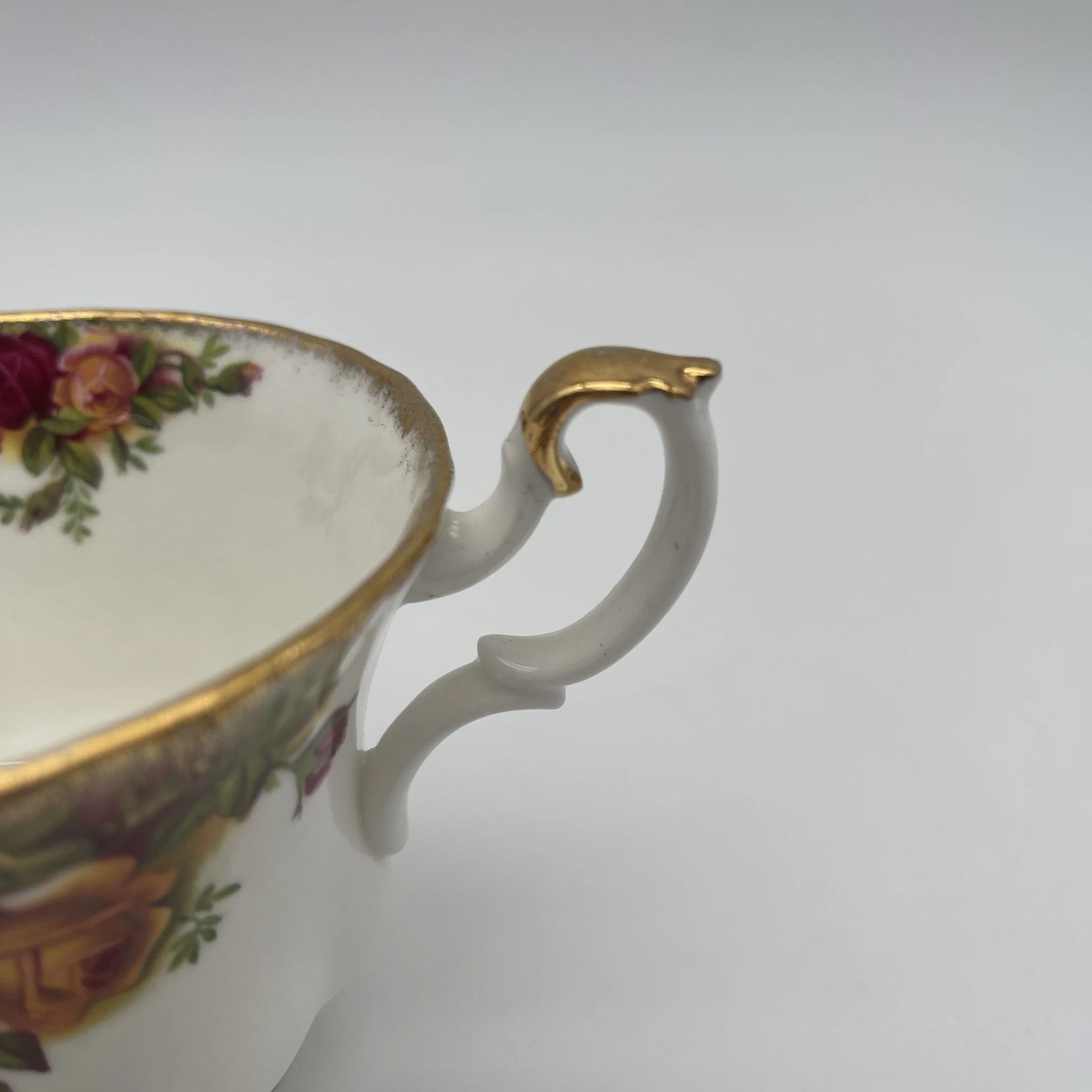 【复古】三重奏(杯子和碟子， 甜点盘)2p / Royal Albert / Old Country Roses / 1962-2002年/ Bone China /英国/ montros shapes， 植物艺术，金彩