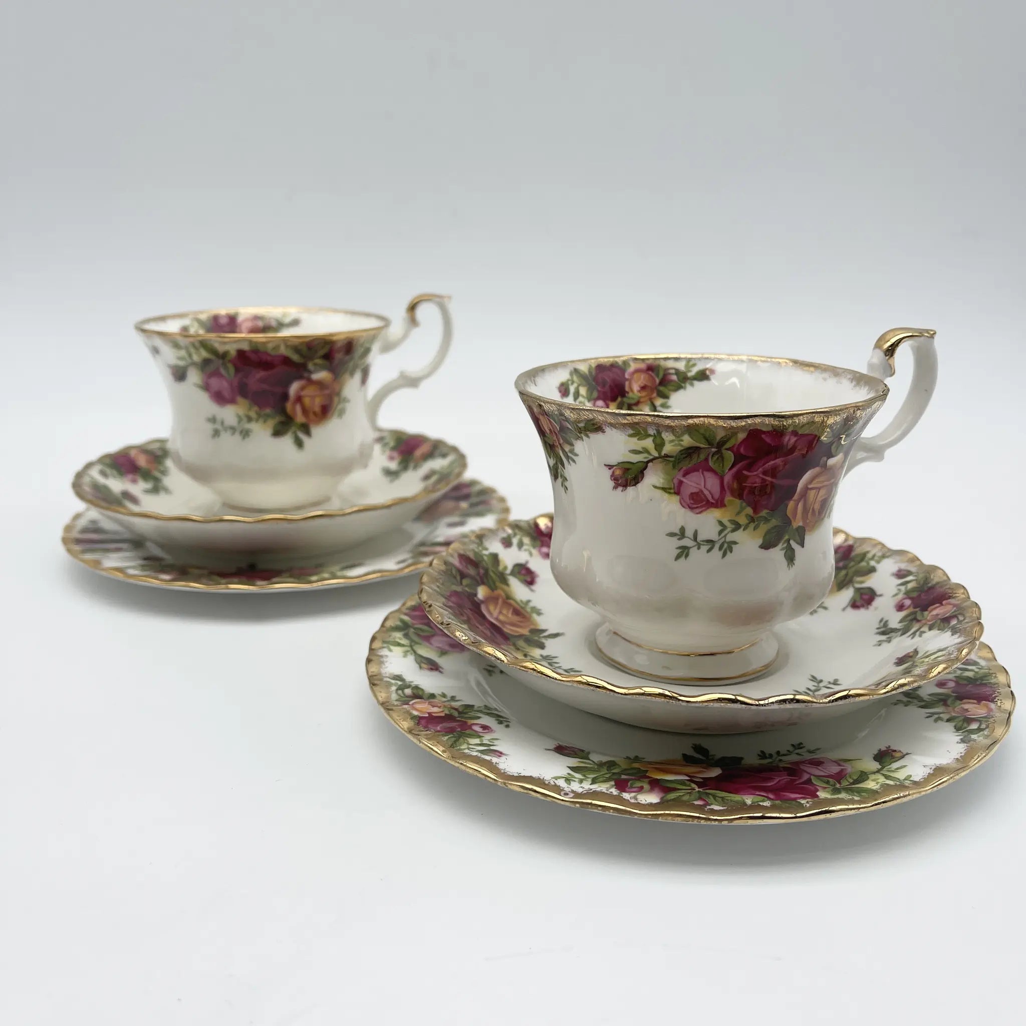 【ビンテージ】 トリオ (カップ＆ソーサー, デザートプレート) 2P / ROYAL ALBERT (ロイヤルアルバート) / Old Country Roses / 1962-2002年 / Bone China / イギリス / モントローズ・シェイプ, ボタニカルアート, 金彩