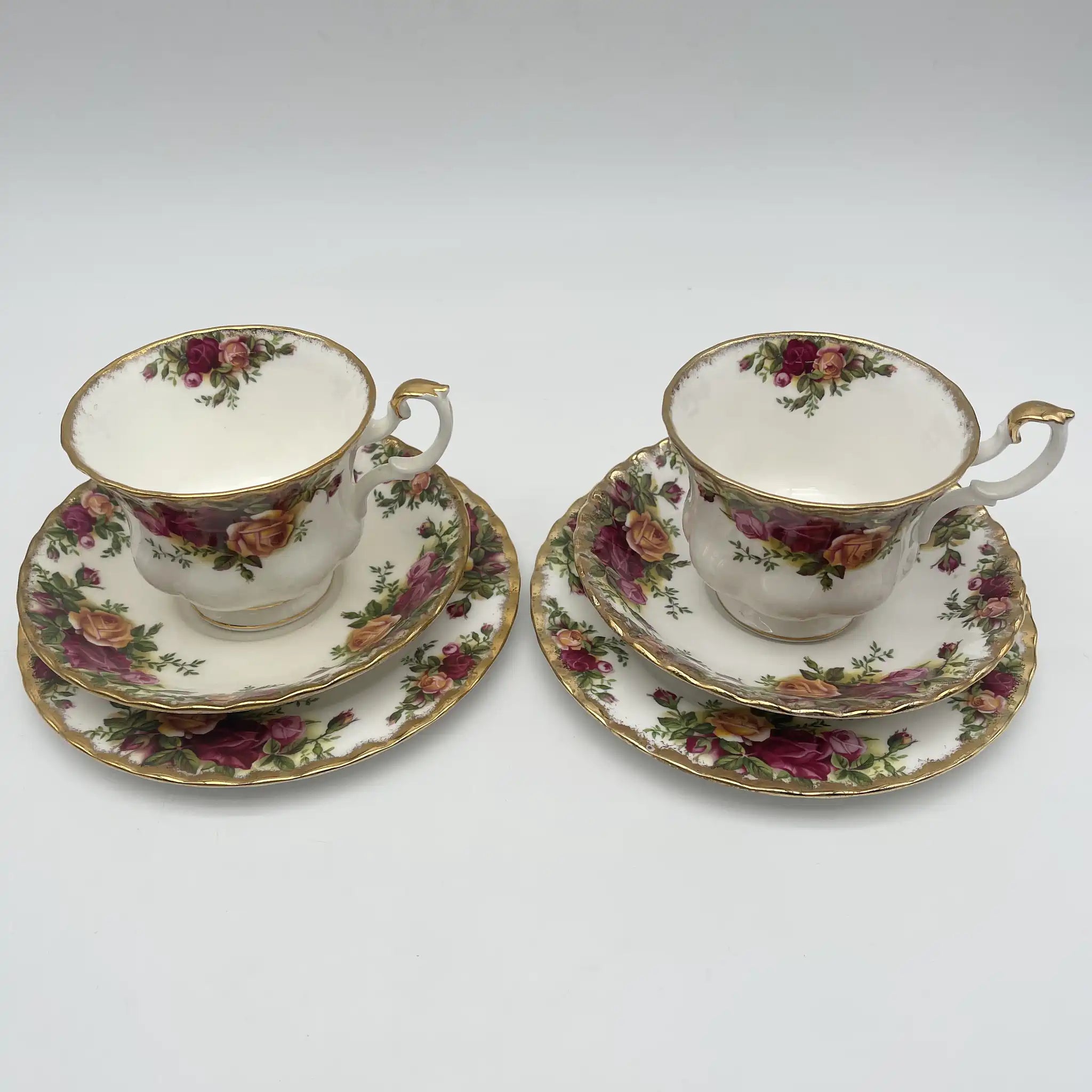 【ビンテージ】 トリオ (カップ＆ソーサー, デザートプレート) 2P / ROYAL ALBERT (ロイヤルアルバート) / Old Country Roses / 1962-2002年 / Bone China / イギリス / モントローズ・シェイプ, ボタニカルアート, 金彩