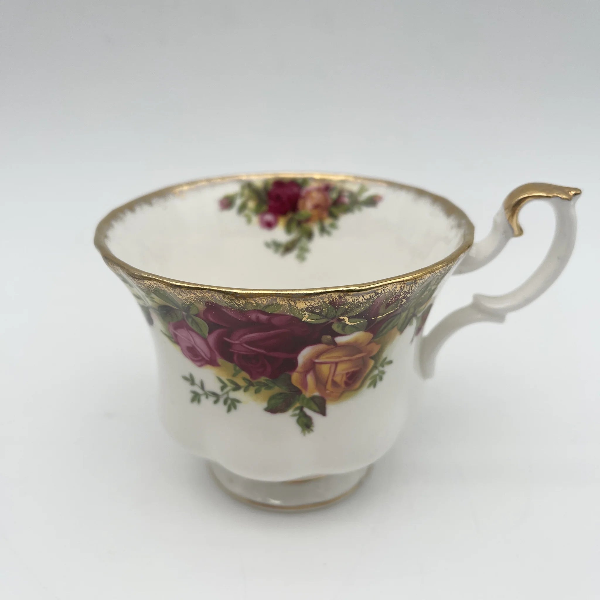【复古】三重奏(杯子和碟子， 甜点盘)2p / Royal Albert / Old Country Roses / 1962-2002年/ Bone China /英国/ montros shapes， 植物艺术，金彩