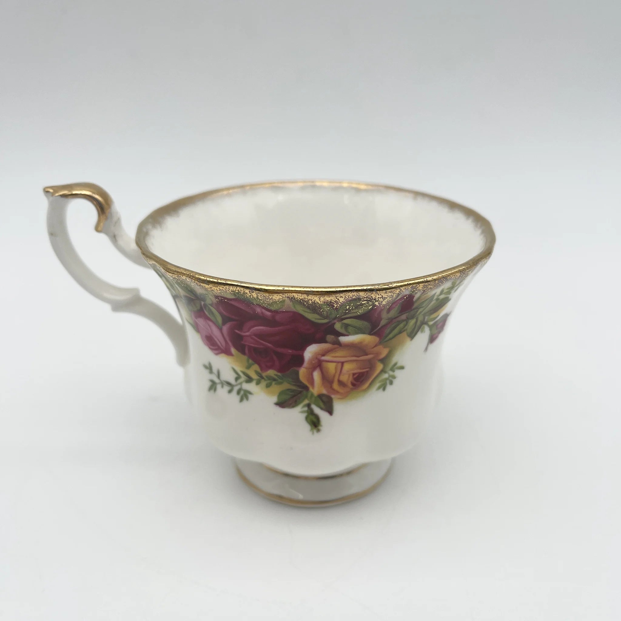 【复古】三重奏(杯子和碟子， 甜点盘)2p / Royal Albert / Old Country Roses / 1962-2002年/ Bone China /英国/ montros shapes， 植物艺术，金彩