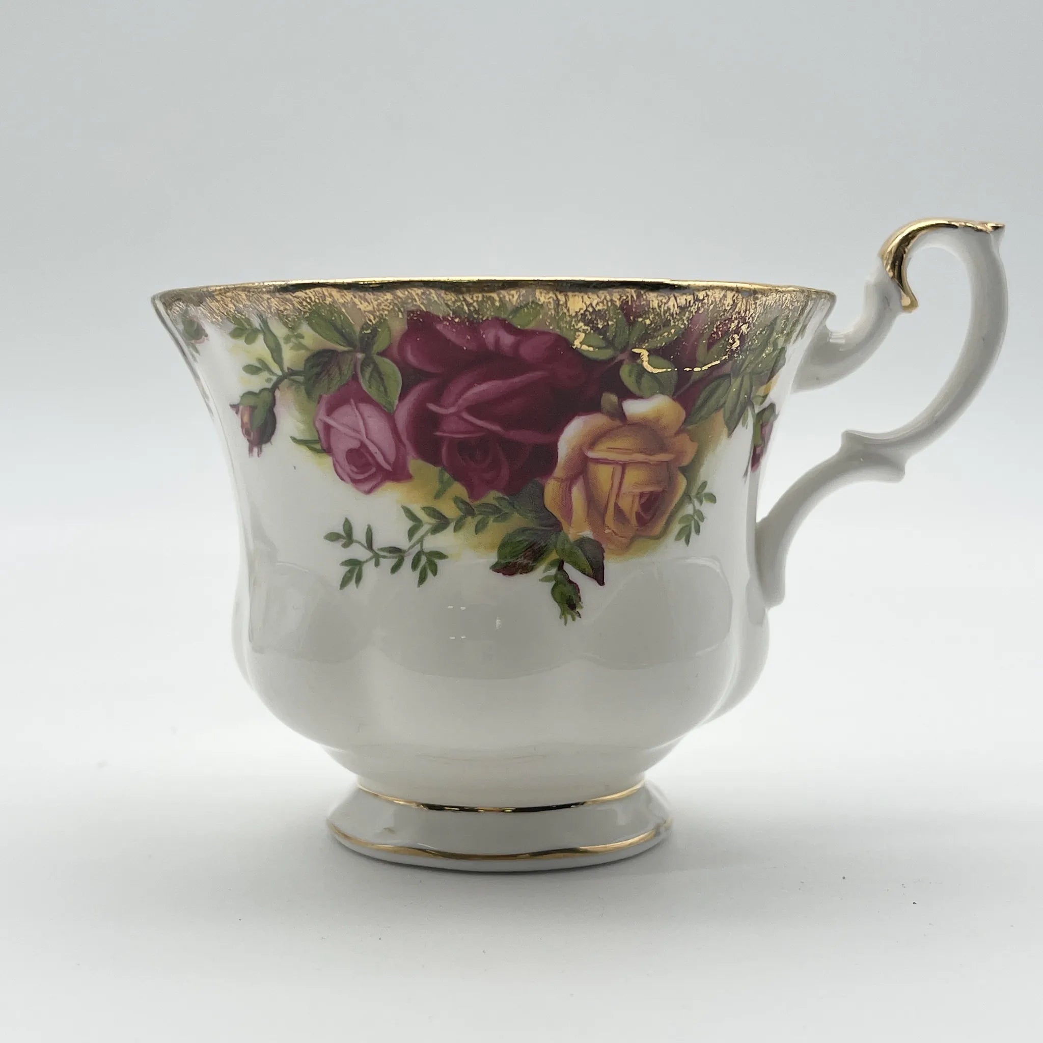 【复古】三重奏(杯子和碟子， 甜点盘)2p / Royal Albert / Old Country Roses / 1962-2002年/ Bone China /英国/ montros shapes， 植物艺术，金彩