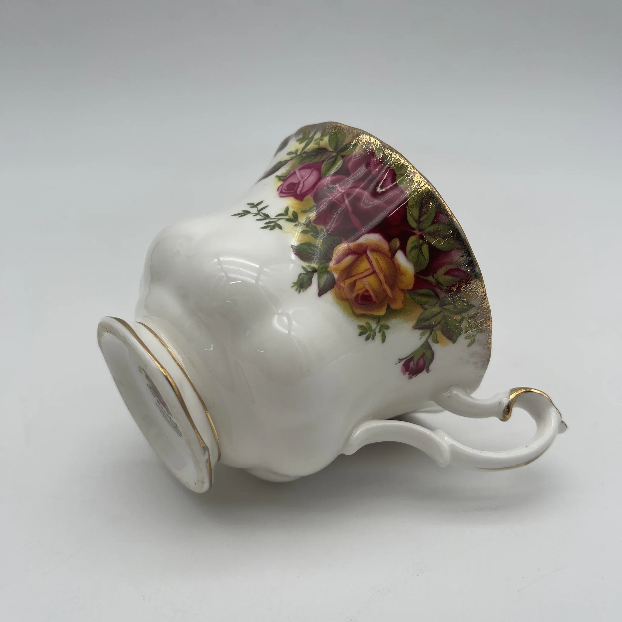 【复古】三重奏(杯子和碟子， 甜点盘)2p / Royal Albert / Old Country Roses / 1962-2002年/ Bone China /英国/ montros shapes， 植物艺术，金彩