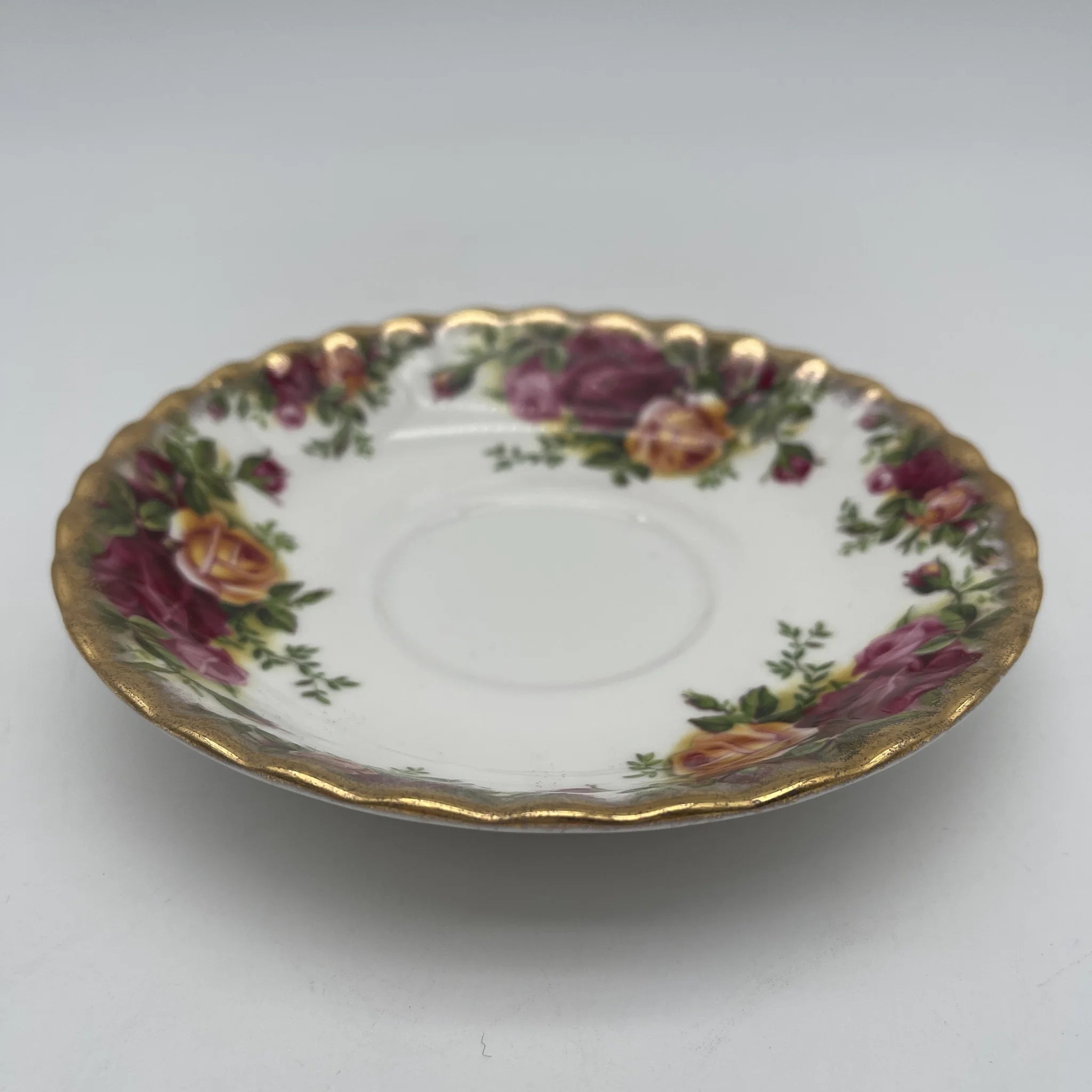 【复古】三重奏(杯子和碟子， / Royal Albert / Old Country Roses / 1962-1993年/ Bone China /英国/ montros shapes， 植物艺术，金彩