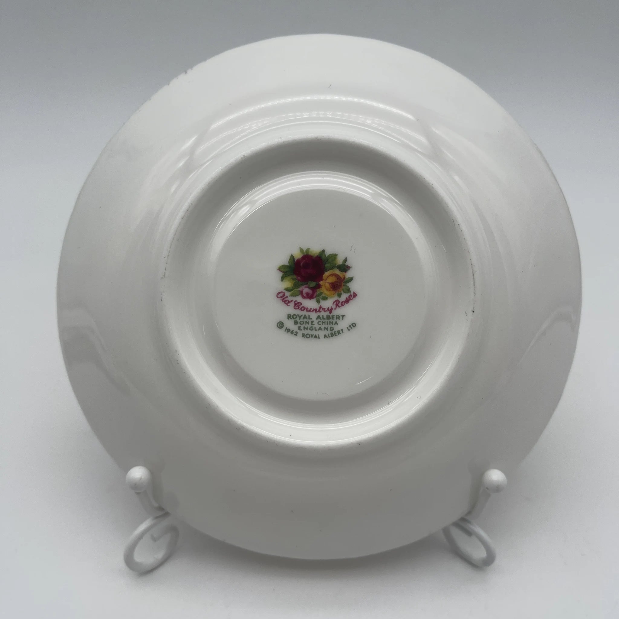 【复古】三重奏(杯子和碟子， / Royal Albert / Old Country Roses / 1962-1993年/ Bone China /英国/ montros shapes， 植物艺术，金彩