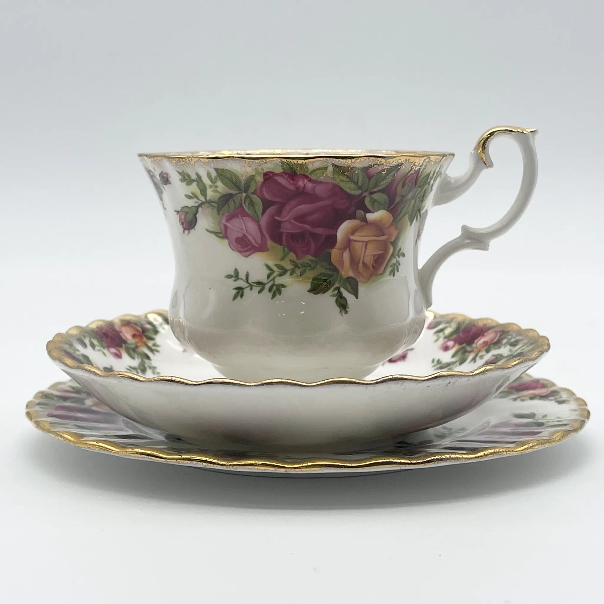 【ビンテージ】 トリオ (カップ＆ソーサー, デザートプレート) / ROYAL ALBERT (ロイヤルアルバート) / Old Country Roses / 1962-1993年 / Bone China / イギリス / モントローズ・シェイプ, ボタニカルアート, 金彩
