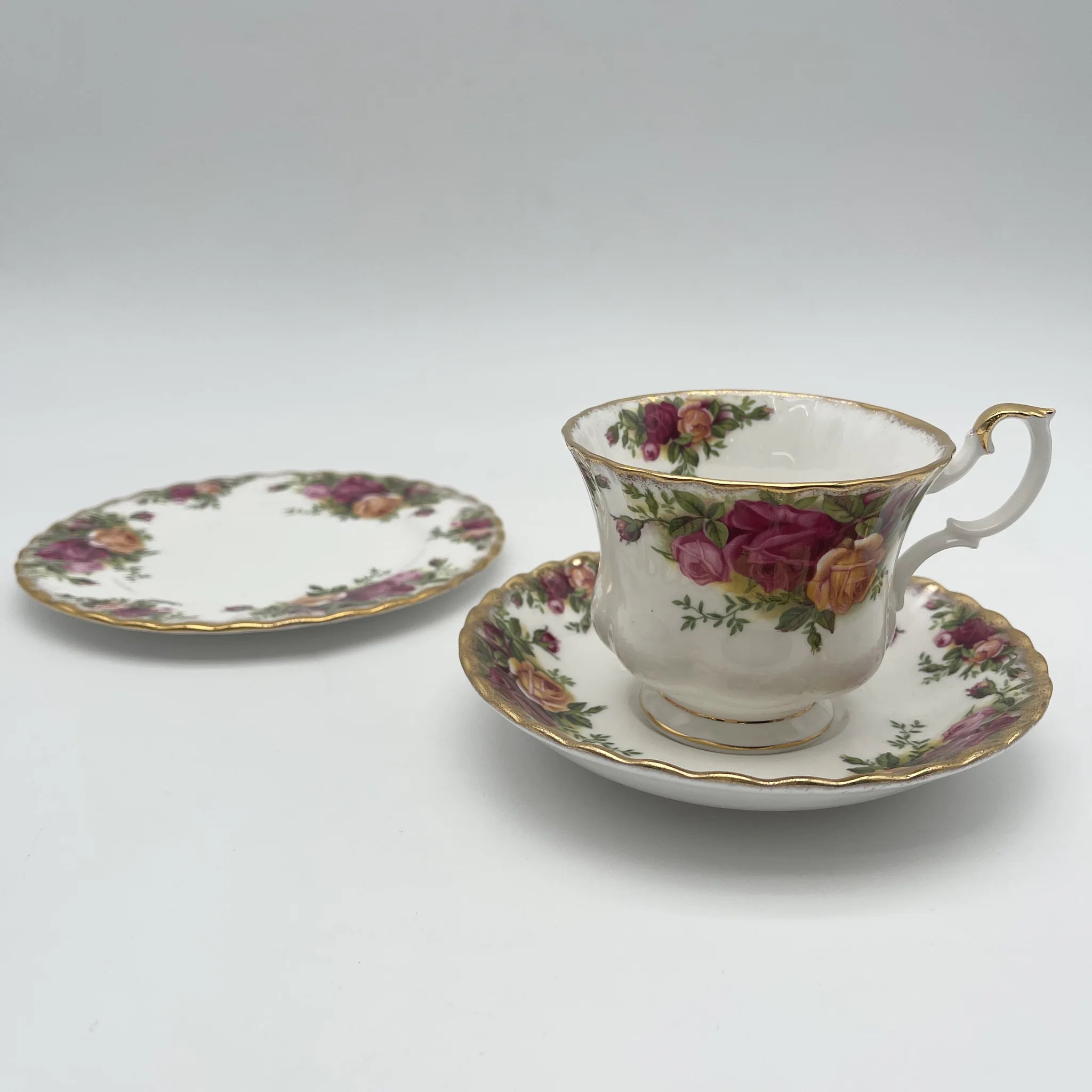 【复古】三重奏(杯子和碟子， / Royal Albert / Old Country Roses / 1962-1993年/ Bone China /英国/ montros shapes， 植物艺术，金彩